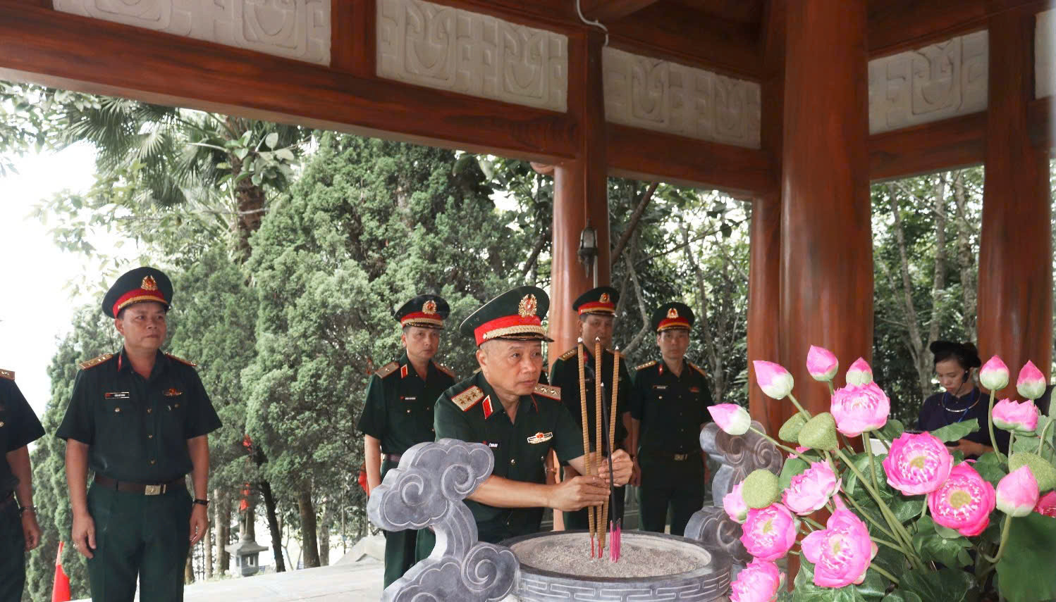 Đoàn công tác Quân ủy Trung ương, Bộ Quốc phòng dâng hương tại ATK Định Hóa.