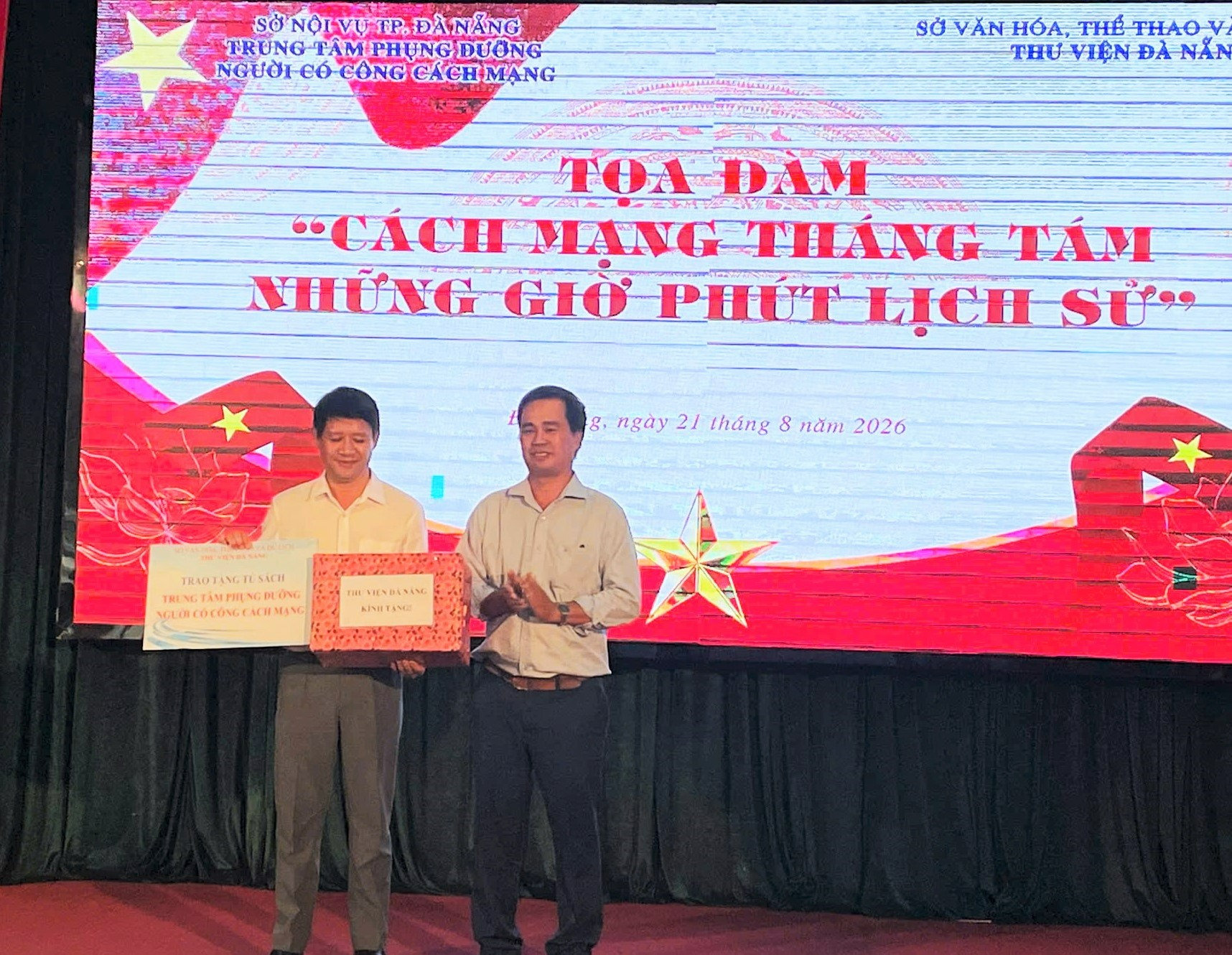 Đại diện Thư viện Đà Nẵng tặng tủ sách và quà tri ân đến Trung tâm Phụng dưỡng người có công cách mạng thành phố.