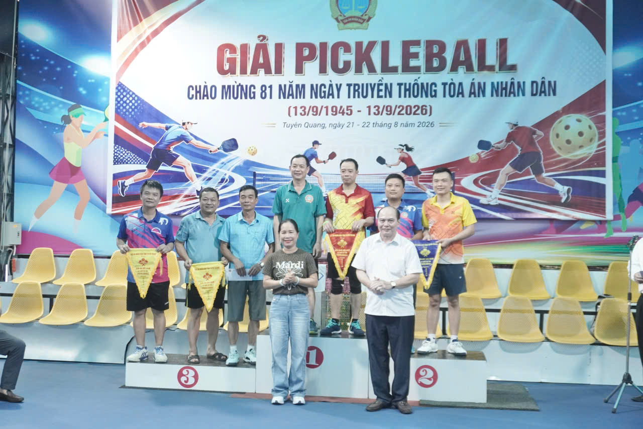 Hai Phó Chánh án TAND tỉnh Tuyên Quang Hà Văn Chương và Nguyễn Thị Xuân trao cờ lưu niệm cho các vận động viên đạt giải.