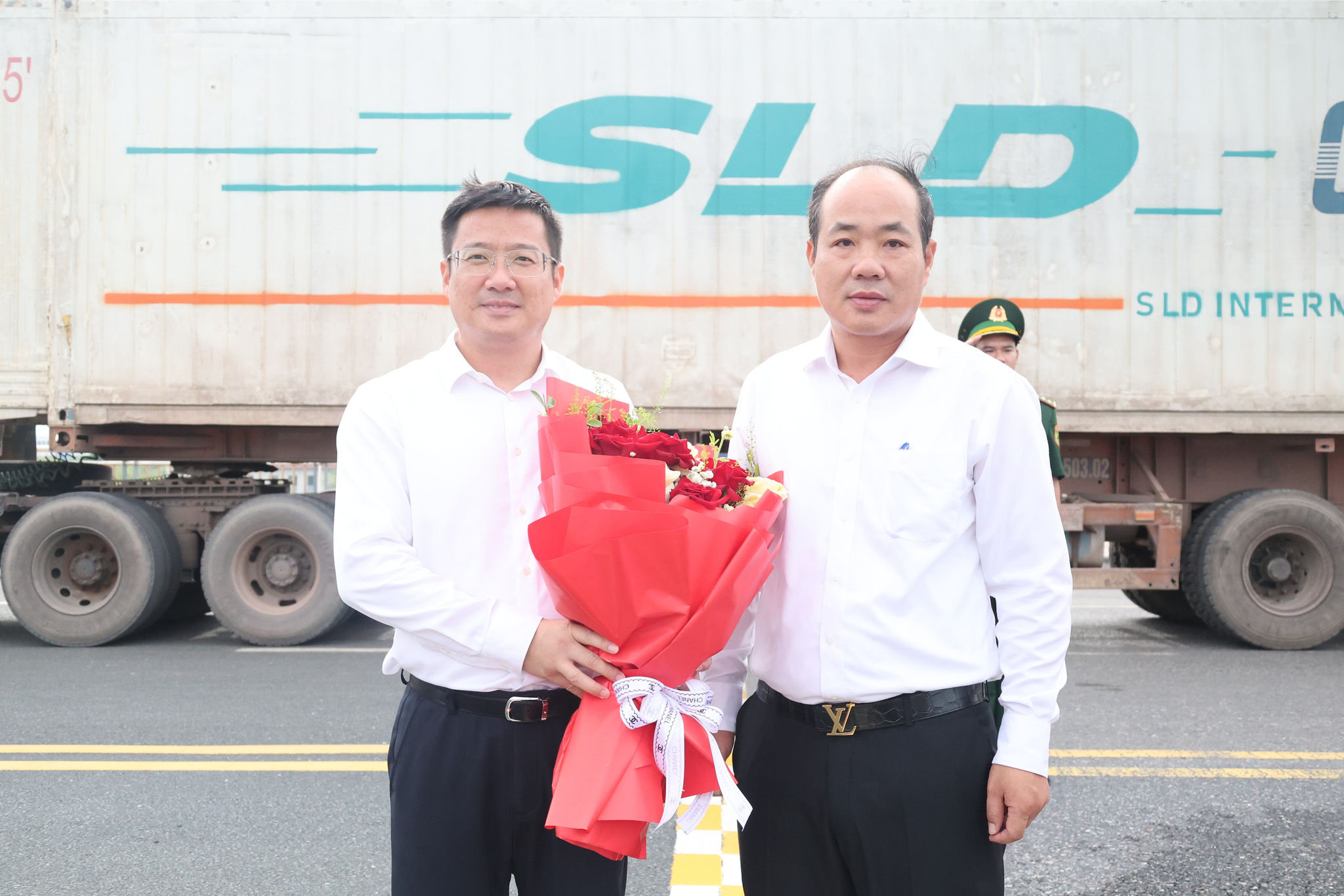 Đồng chí Nguyễn Thanh Hải, Phó Bí thư Đảng ủy, Chủ tịch UBND phường Móng Cái 1, Quảng Ninh, Việt Nam chào đón đồng chí Tăng Duy Khang, Bí thư Thành ủy Đông Hưng, Trung Quốc cùng đoàn sang thăm, chúc mừng Quốc khánh