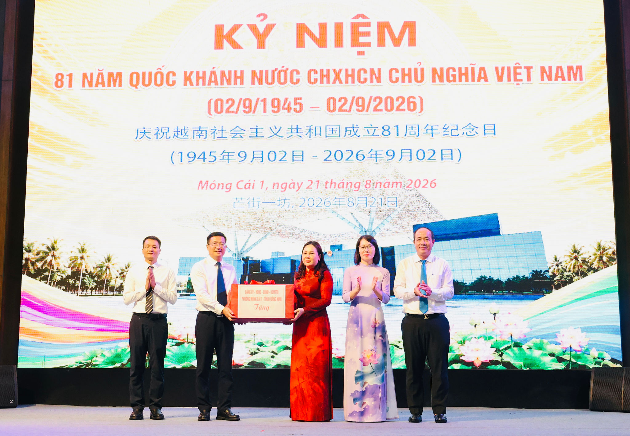 Hai bên trao tặng quà.