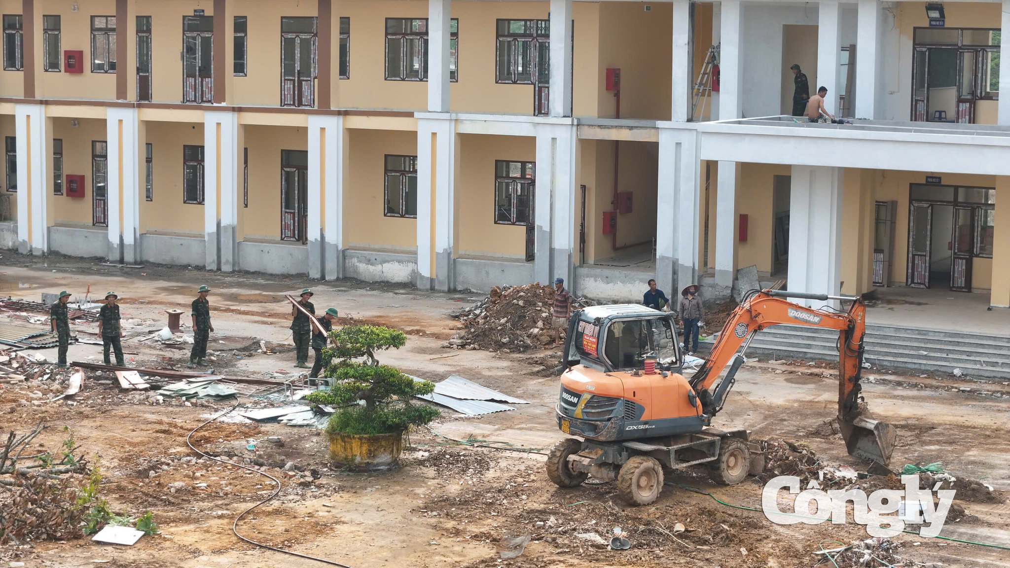 Cán bộ, chiến sĩ Quân khu 3 được huy động tham gia dọn dẹp, hỗ trợ hoàn thiện công trình. (Ảnh: TV)