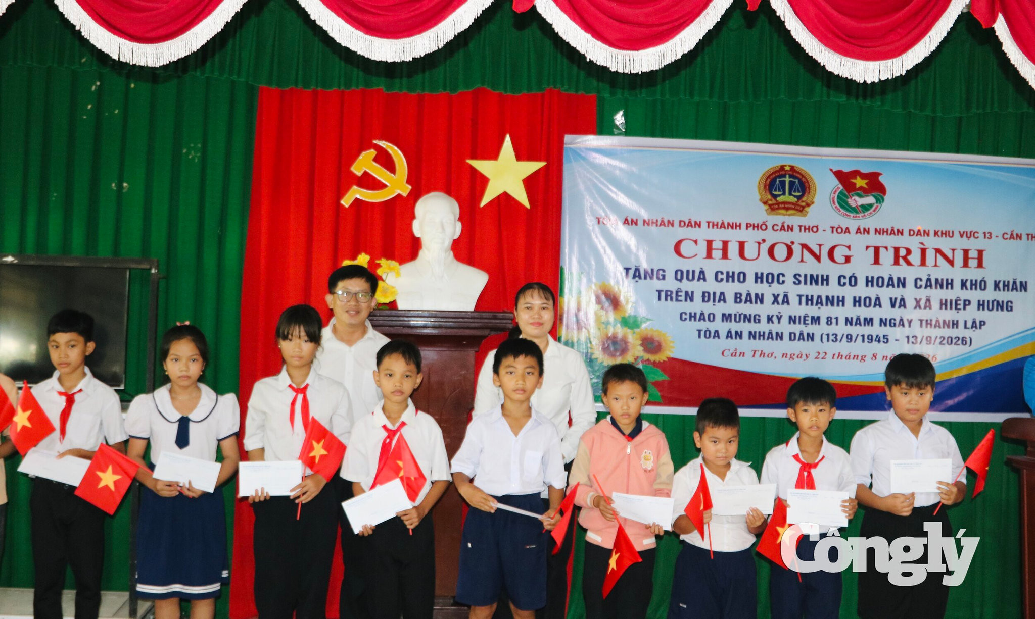 Cán bộ TAND TP Cần Thơ trao quà cho các em học sinh có hoàn cảnh khó khăn tại xã Hiệp Hưng 