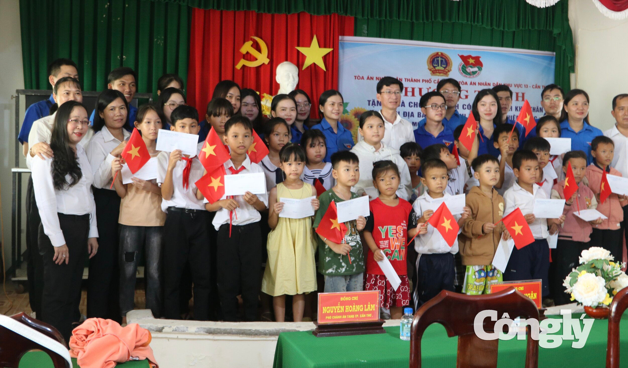 Đoàn công tác chụp ảnh lưu niệm 