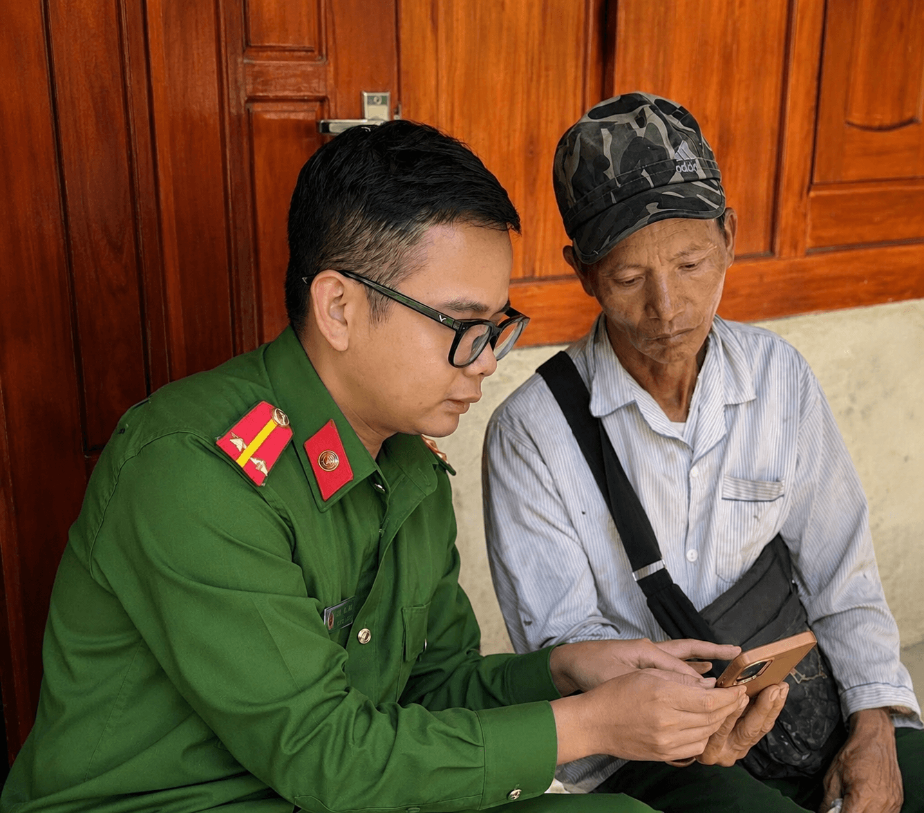Công an xã xuống tận bản, cầm tay hướng dẫn người dân công nghệ số