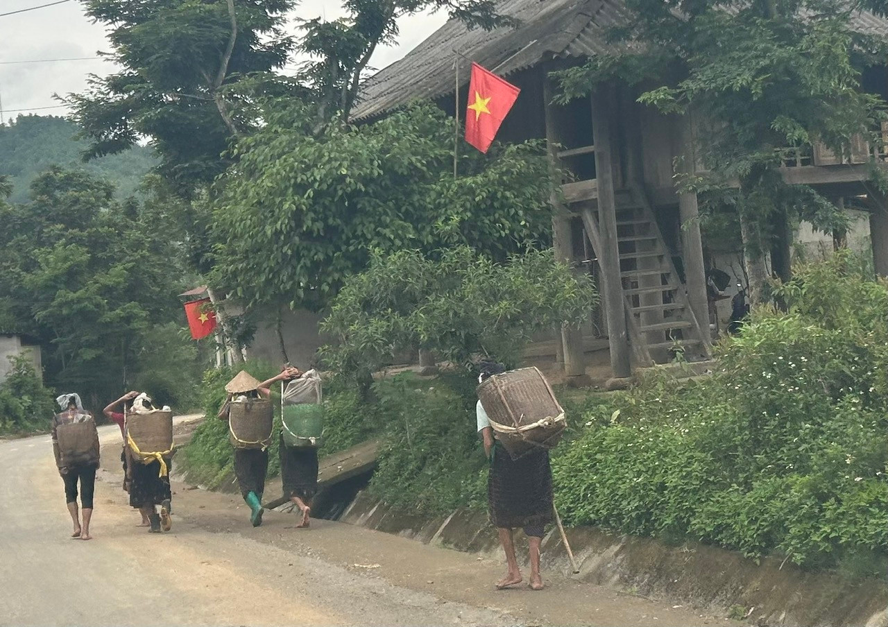 Cuộc sống người dân vùng cao xứ Thanh còn nhiều khó khăn, xa lạ với công nghệ