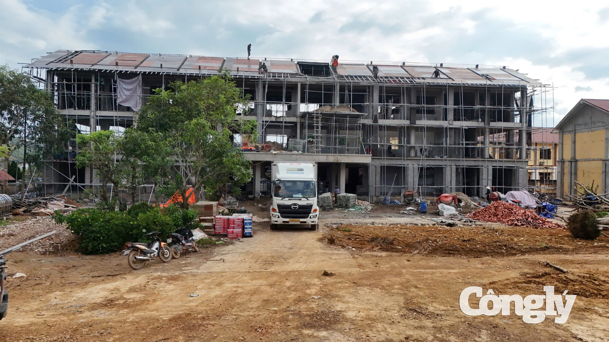Công nhân khẩn trương hoàn thiện công trường Trường Phổ thông nội trú TH-THCS Quảng Đức, xã Quảng Đức. (Ảnh: TV)
