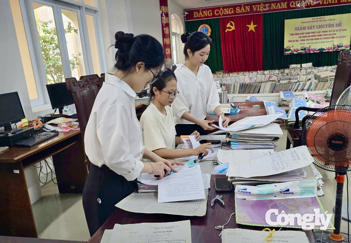 Cán bộ, công chức TAND khu vực 12, TP.HCM nỗ lực quyết tâm hoàn thành nhiệm vụ.