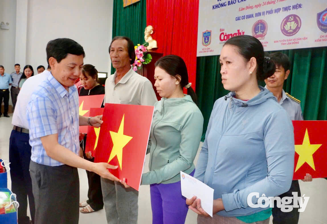 Trao quà và cờ Tổ quốc cho ngư dân.