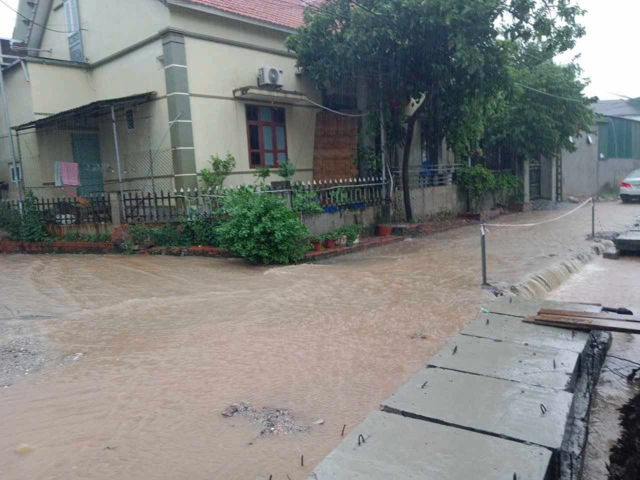 Đường vào ủy ban phường Tuần Châu 