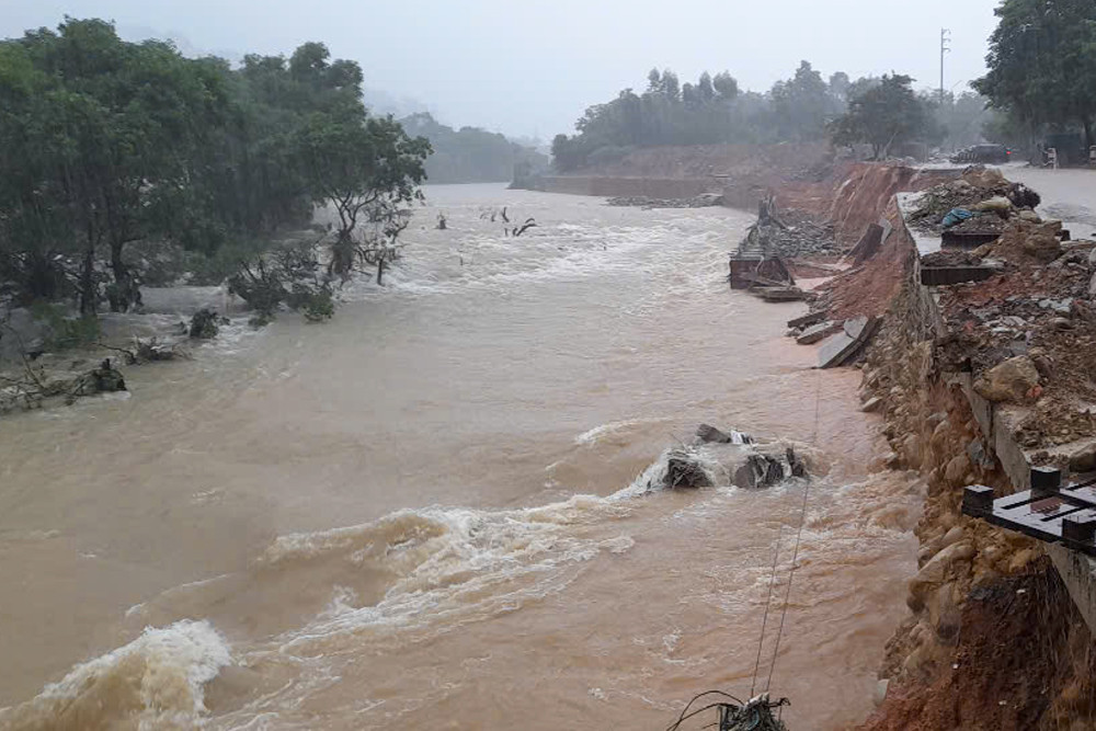 Ban CHQS xã Hoành Mô di dời người dân và tài sản ra khỏi khu vực nguy hiểm do nước dâng và sạt lở.