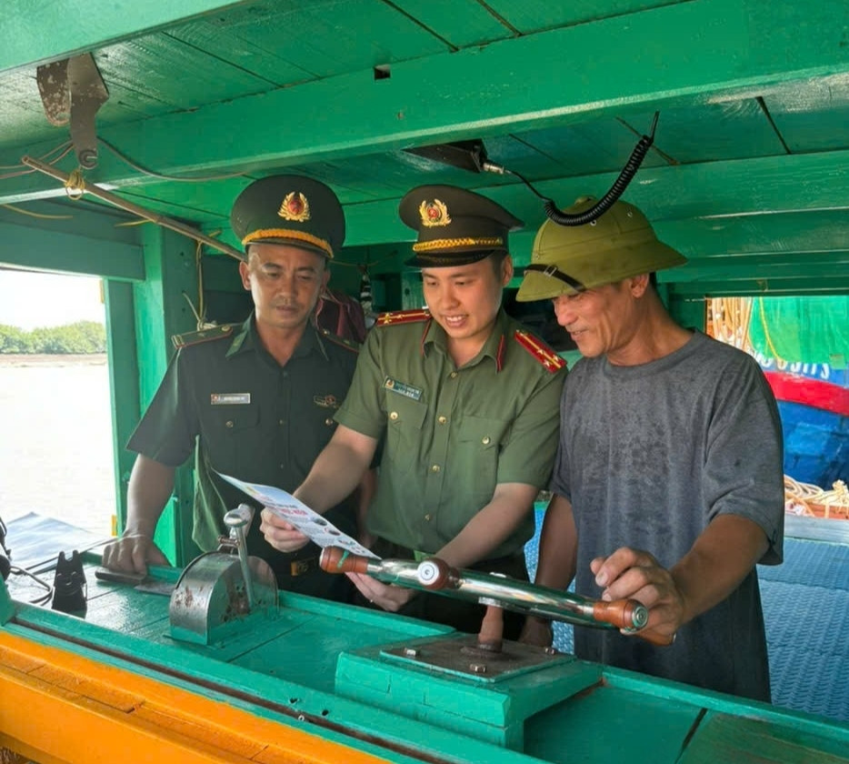 Ảnh lực lượng Công an tỉnh Hưng Yên và Biên phòng tỉnh Hưng Yên tổ chức tuyên truyền pháp luật liên quan hành nghề cá cho ngư dân địa phương 1