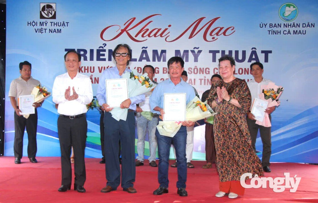Ban Tổ chức công bố và trao giải thưởng cho các tác giả có tác phẩm tiêu biểu