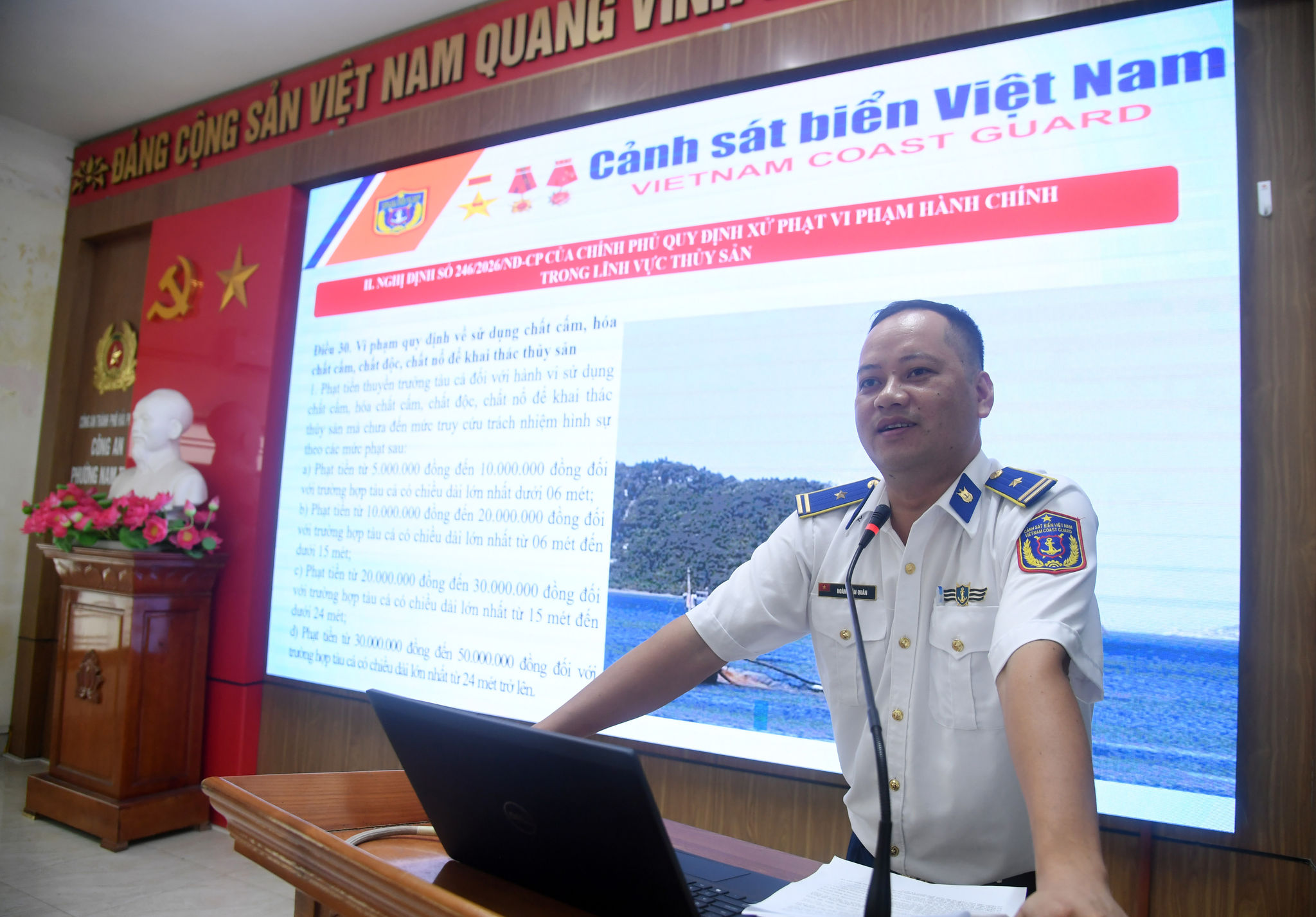 Báo cáo viên BTL Vùng Cảnh sát biển 1 tuyên truyền, phổ biến các quy định của pháp luật về thủy sản cho ngư dân phường Nam Triệu