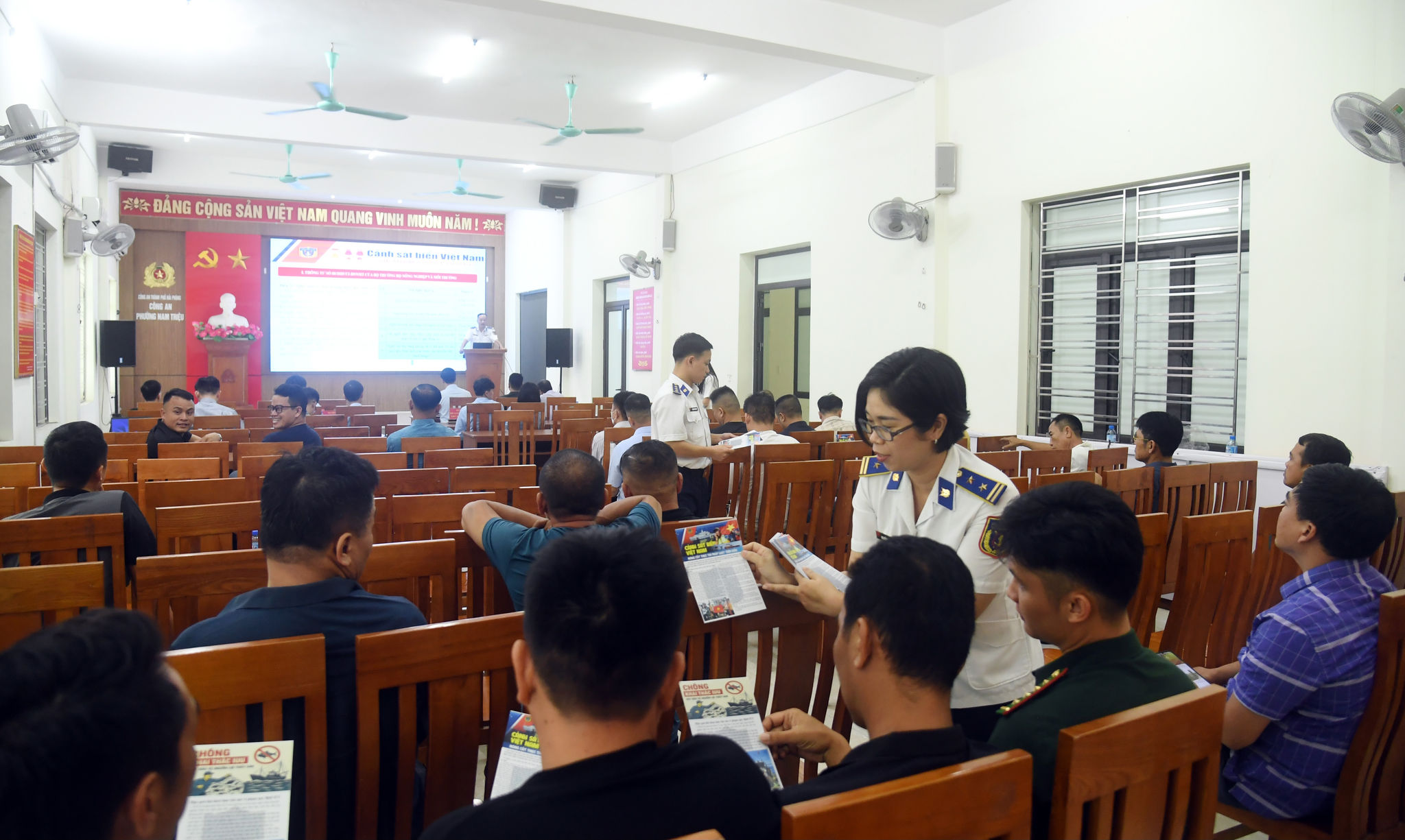 BTL Vùng Cảnh sát biển 1 phát tờ rơi tuyên truyền cho ngư dân phường Nam Triệu