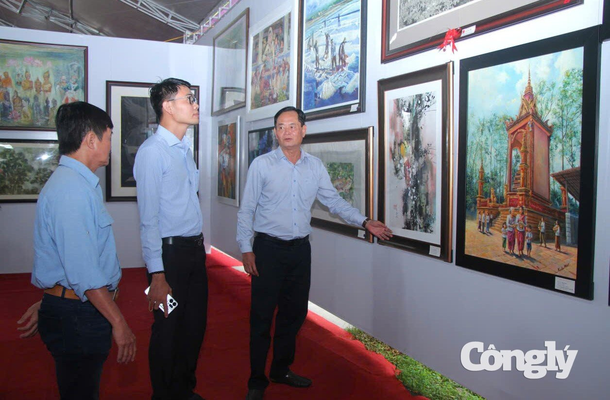Các đại biểu tham quan các tác phẩm trưng bày tại triển lãm.
