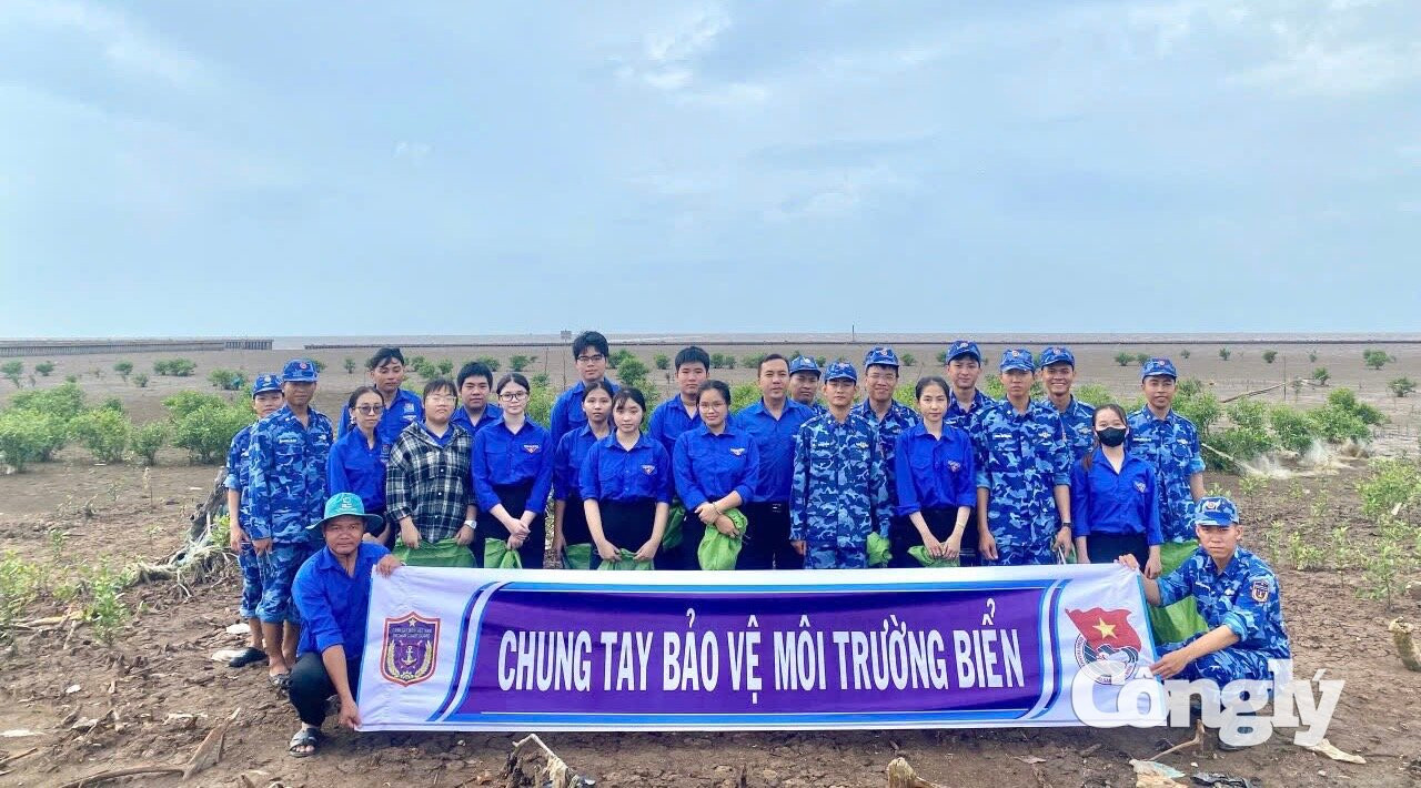 Cán bộ đoàn viên thanh niên Đoàn cơ sở Hải đoàn 42 cùng đoàn viên thanh niên xã Gành Hào cùng chung tay bảo vệ môi trường biển