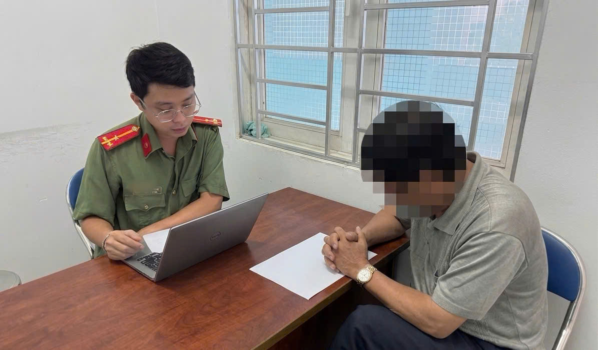 Cơ quan Công an làm việc với trường hợp bị xử phạt 12,5 triệu đồng do cung cấp, chia sẻ thông tin sai sự thật trên mạng xã hội. Ảnh Công an Đồng Nai.