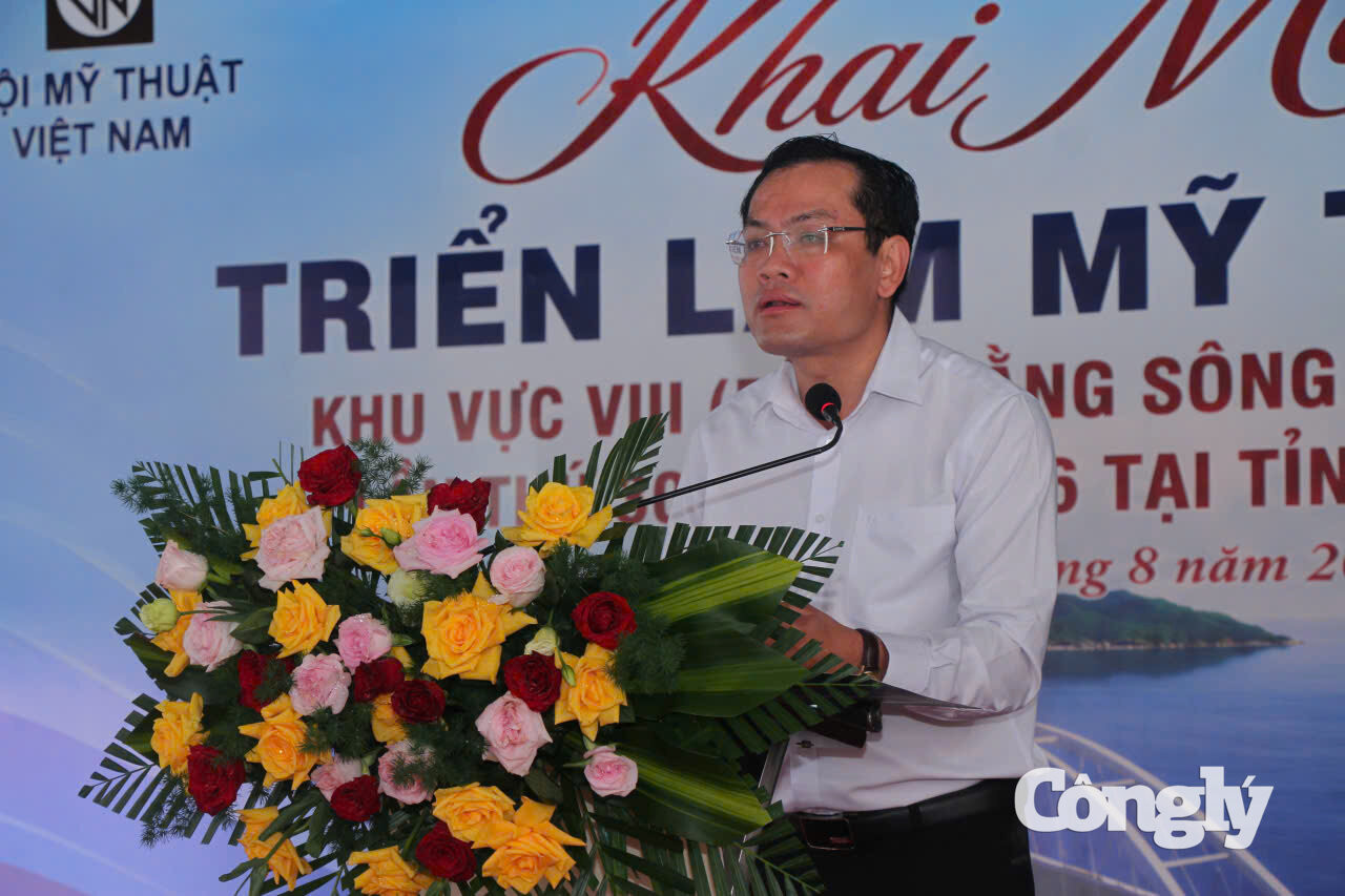 Ông Ngô Vũ Thăng, Phó Chủ tịch UBND tỉnh Cà Mau, phát biểu khai mạc triển lãm.