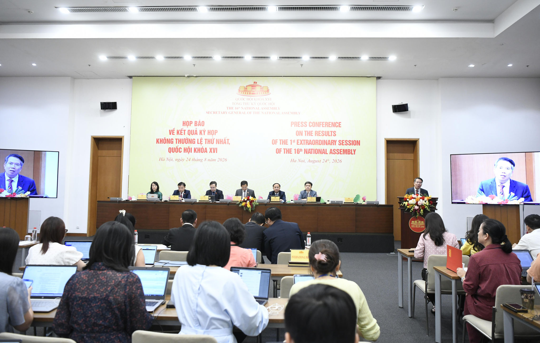 quang-canh-hop-bao.jpg