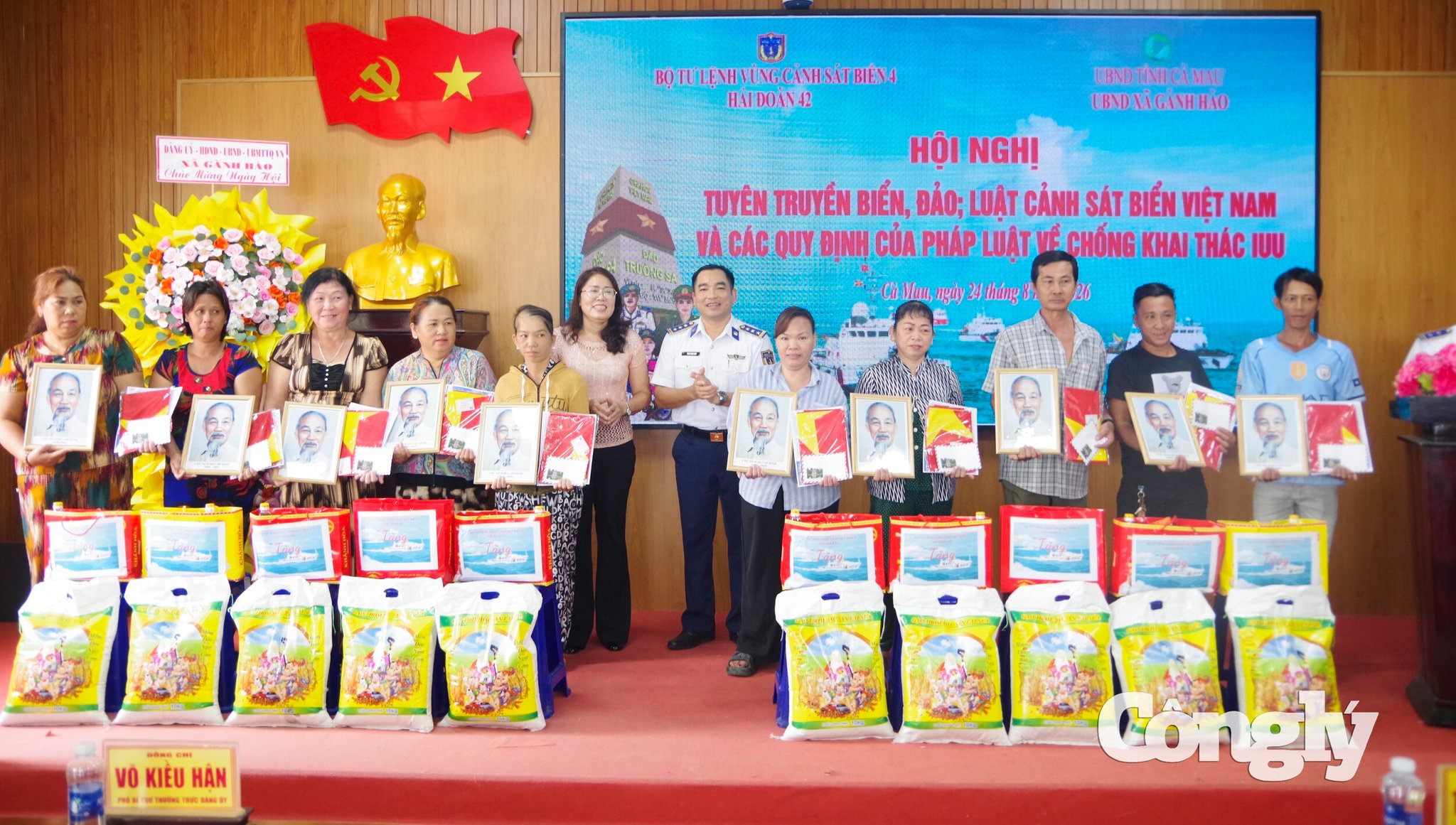 Thượng tá Trịnh Minh Hiển, Bí thư Đảng ủy, Chính ủy Hải đoàn 42 và đồng chí Võ Kiều Hận, Phó Bí thư Thường trực Đảng ủy xã Gành Hào trao tặng các phần quà