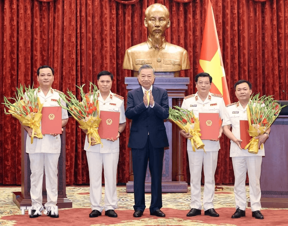 ttxvn-tong-bi-thu-chu-tich-nuoc-to-lam-trao-quyet-dinh-bo-nhiem-chuc-danh-kiem-sat-vien-vien-kiem-sat-nhan-dan-toi-cao-8978620-1.png