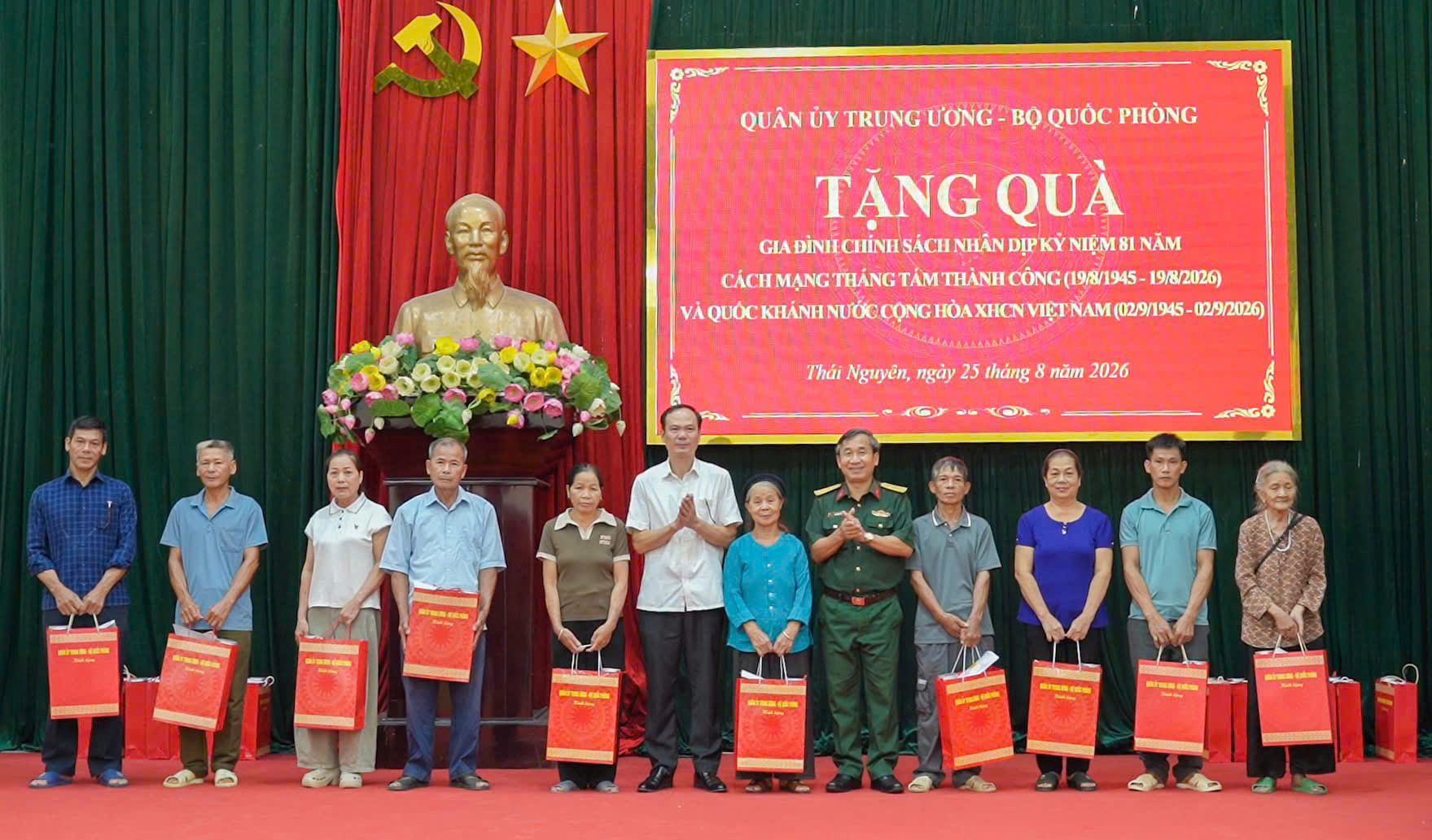 Bộ Chỉ huy Quân sự tỉnh Thái Nguyên đến thăm, tặng quà các gia đình chính sách trên địa bàn xã Yên Trạch.