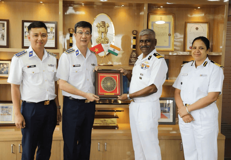 Đại tá Nguyễn Minh Khánh, Phó Tư lệnh Vùng CSB 2 tặng quà lưu niệm Tư lệnh Vùng Đông Yoginder Dhaka.