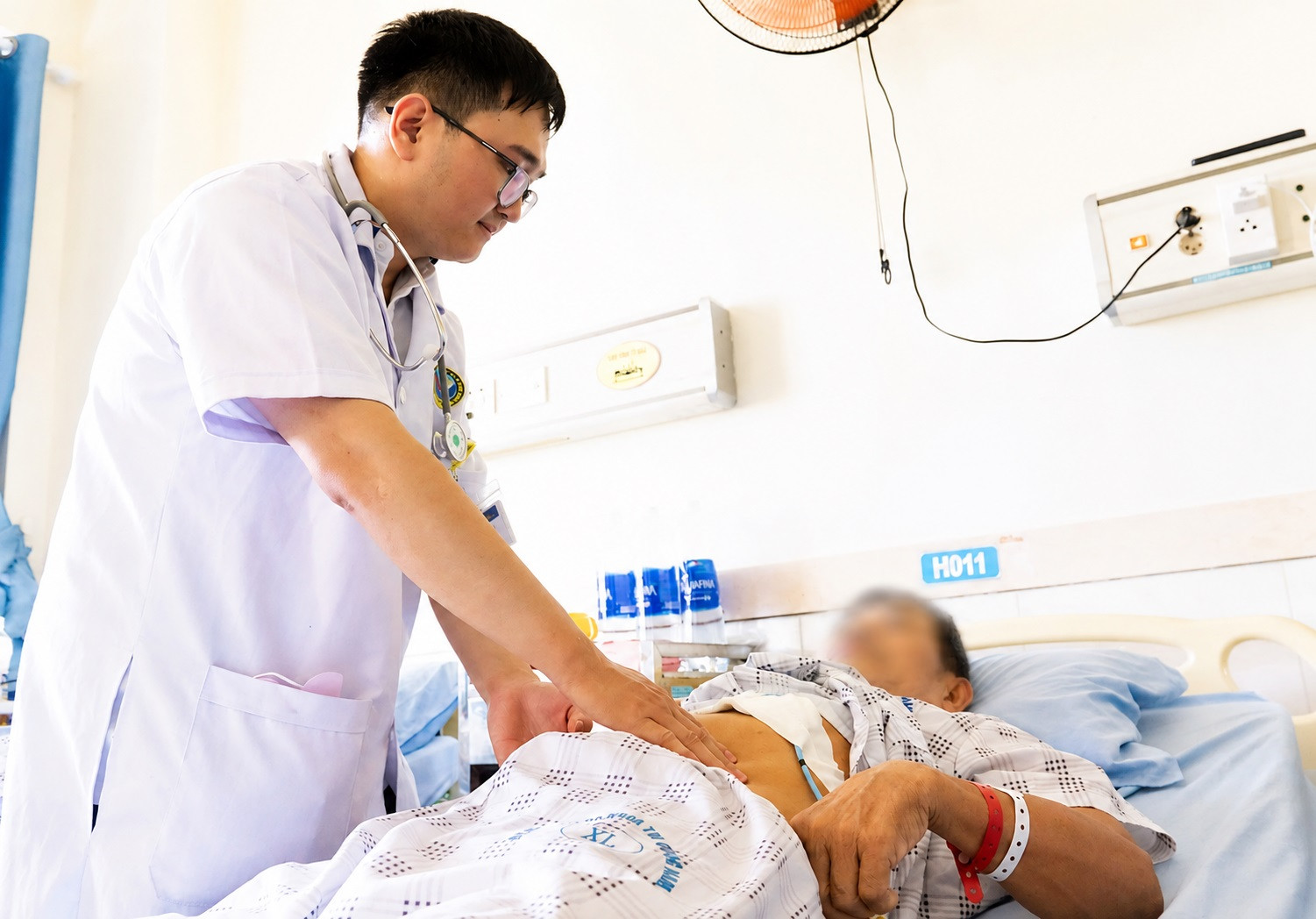 Bác sĩ thăm khám cho người bệnh sau tán sỏi đường mật qua da.1