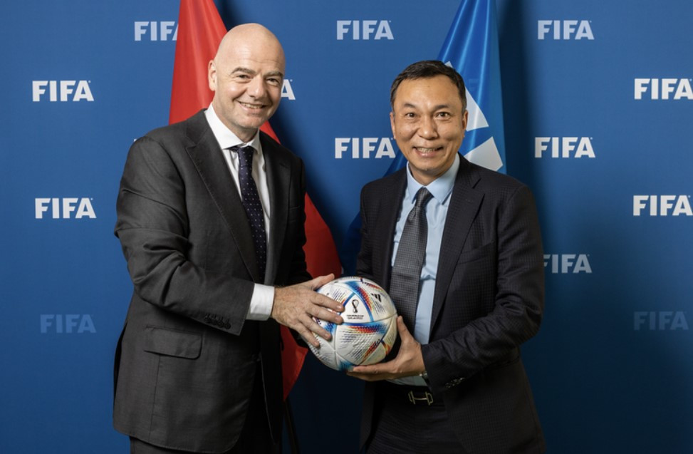 Chủ tịch FIFA Gianni Infantino và Chủ tịch VFF Trần Quốc Tuấn (phải). Nguồn: VFF