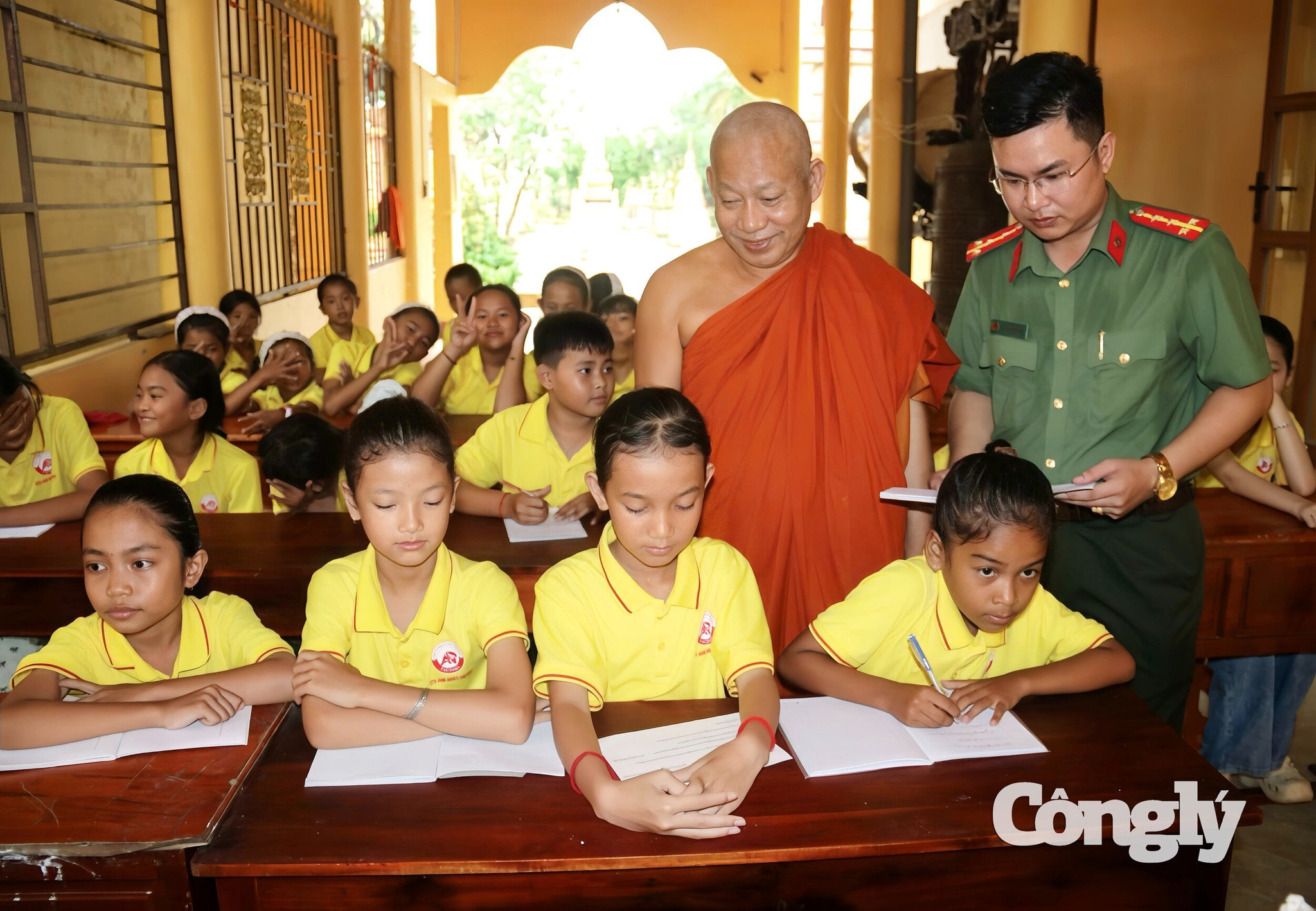 Hòa thượng Tăng Sa Vong động viên các em đang theo học tại các lớp dạy chữ Khmer trong chùa Buppharam