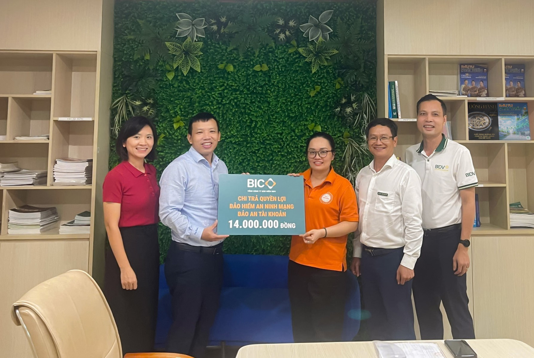 Dai dien BIC va BIDV Thanh Do trao tien quyen loi bao hiem an ninh mang cho khach hang_22.08.2026