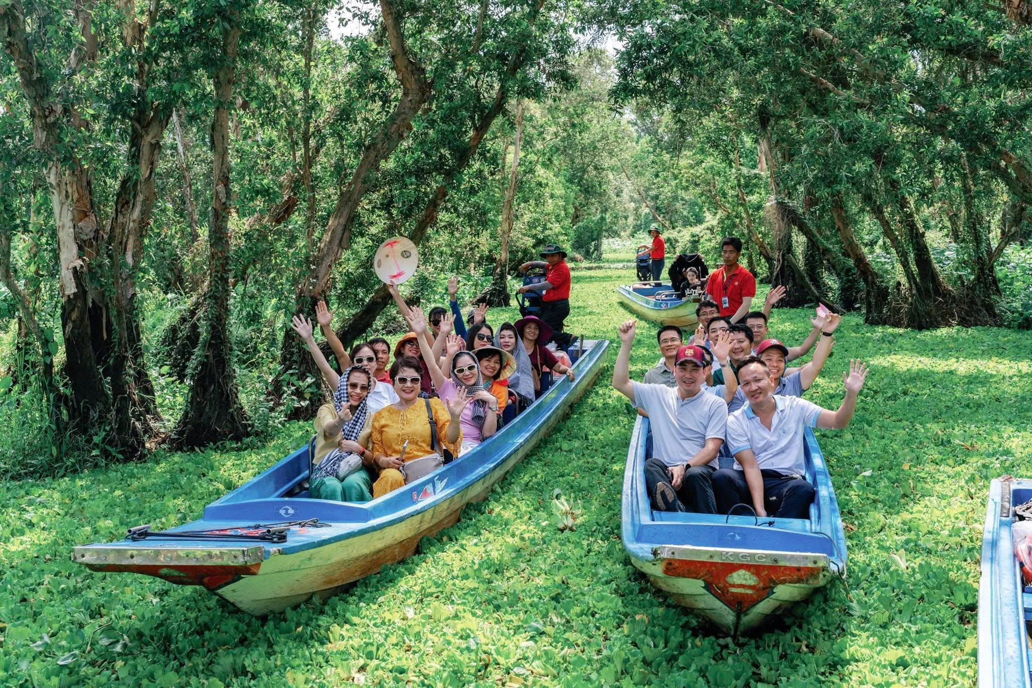 Hinh3_Cận cảnh hệ thực vật đa dạng trong rừng ngập nước, từ bèo tấm phủ kín mặt nước đ