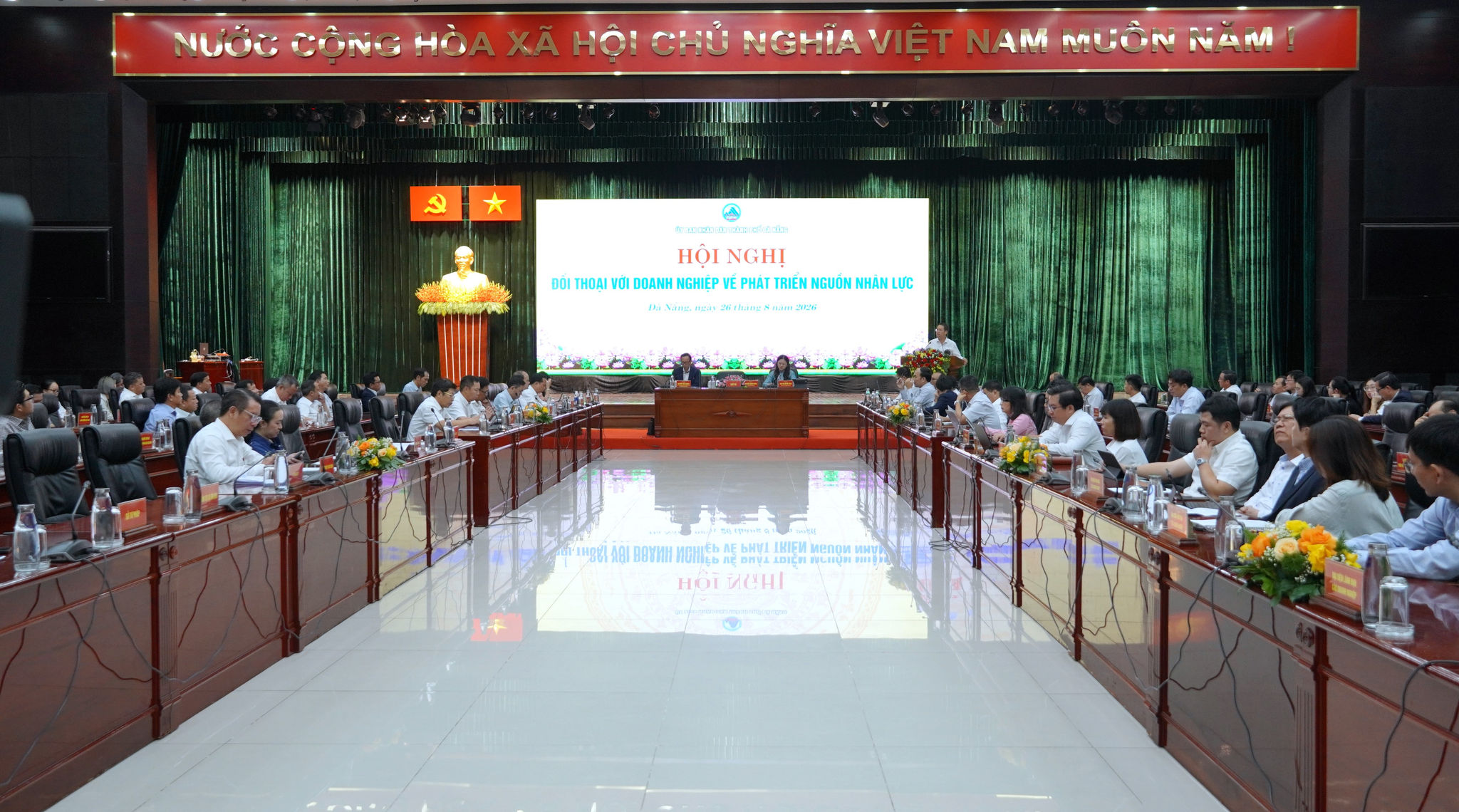 Chủ tịch UBND thành phố Nguyễn Mạnh Hùng cùng các đại biểu đồng chủ trì Hội nghị đối thoại với doanh nghiệp về phát triển nguồn nhân lực.