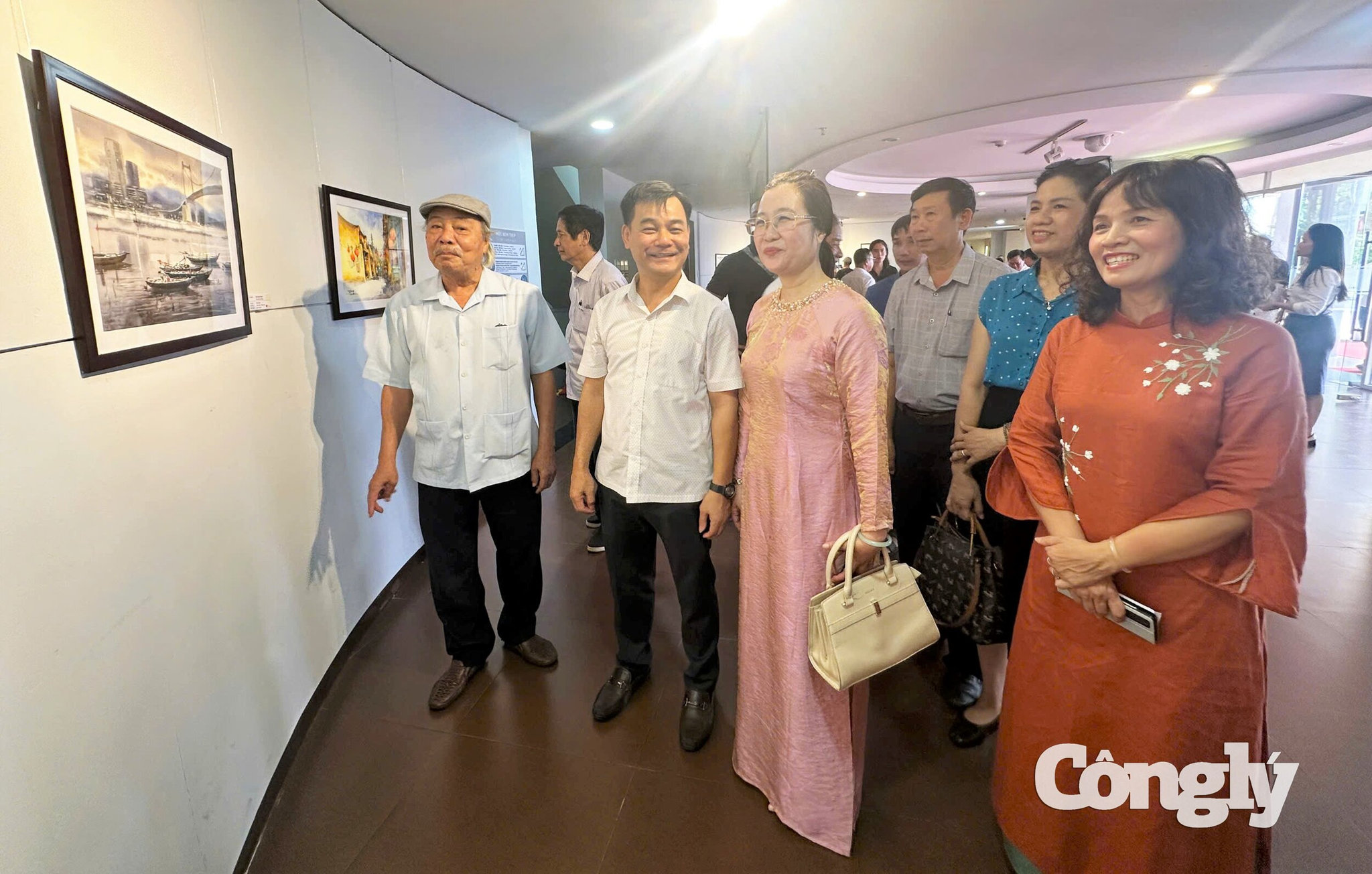 Các đại biểu tham quan triển lãm.
