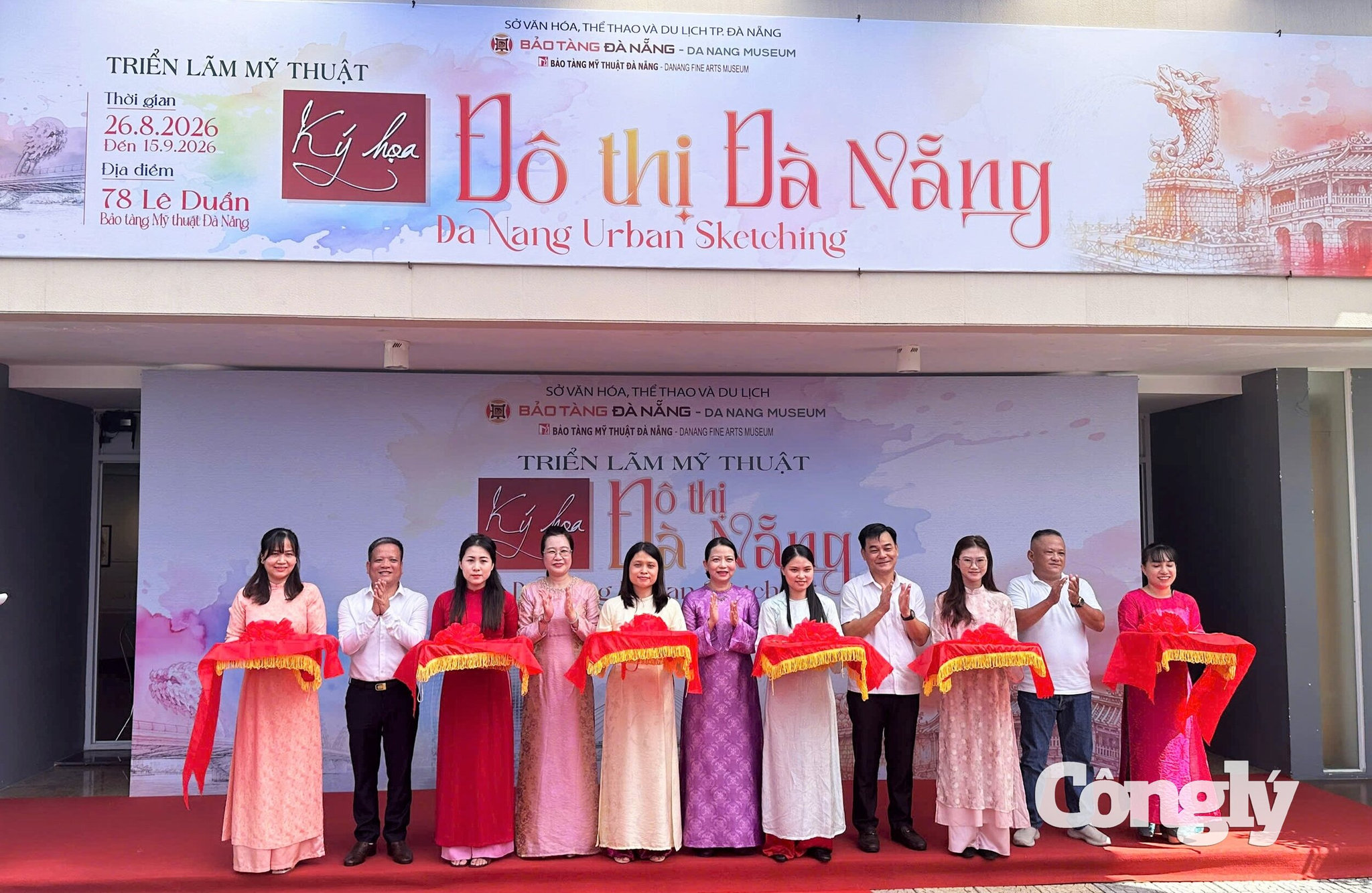 Các đại biểu thực hiện nghi thức cắt băng khai mạc triển lãm “Ký họa đô thị Đà Nẵng”.