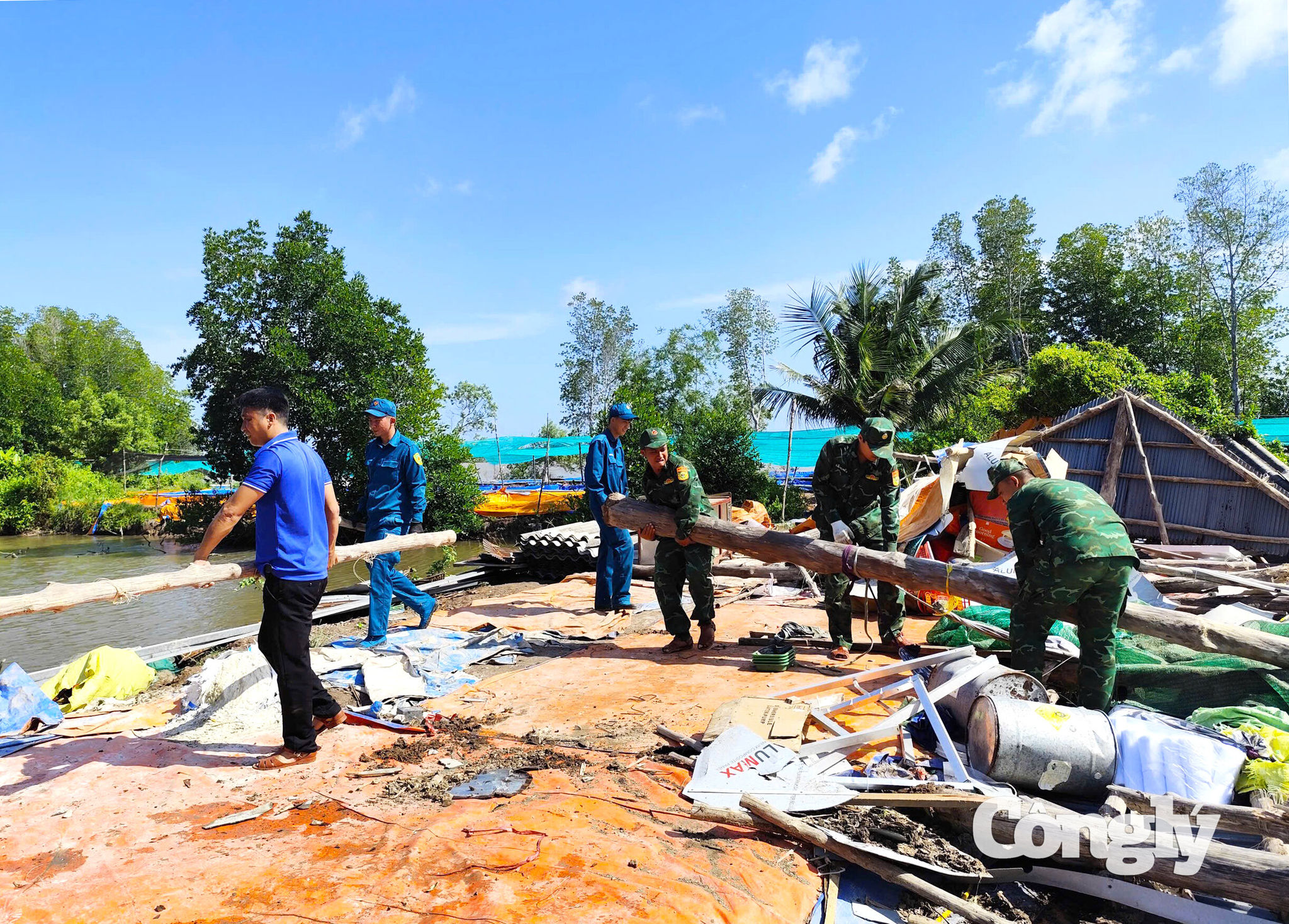 Các lực lượng vận chuyển cột nhà bị sập đưa ra vị trí tập kết