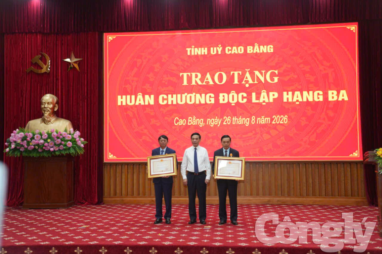 Thay mặt lãnh đạo Đảng, Nhà nước, Đại tướng Phan Văn Giang, Ủy viên Bộ Chính trị, Phó Thủ tướng Chính phủ, Bộ trưởng Bộ Quốc phòng trao tặng Huân chương độc lập hạng Ba cho các đồng chí nguyên lãnh đạo tỉnh Cao Bằng.