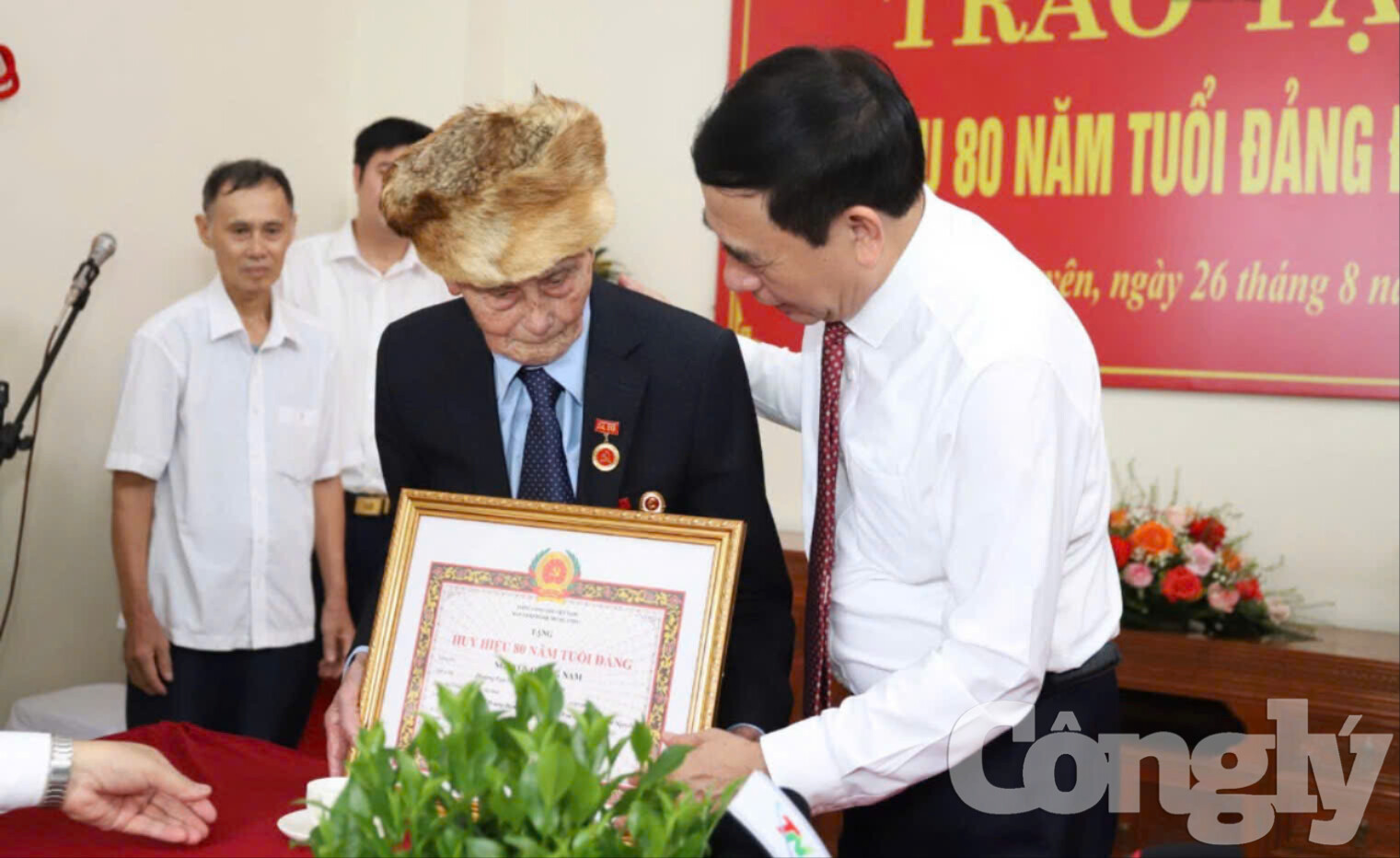 dai-tuong-phan-van-giang-trao-huy-hieu-80-nam-tuoi-dang-1-(1).jpg