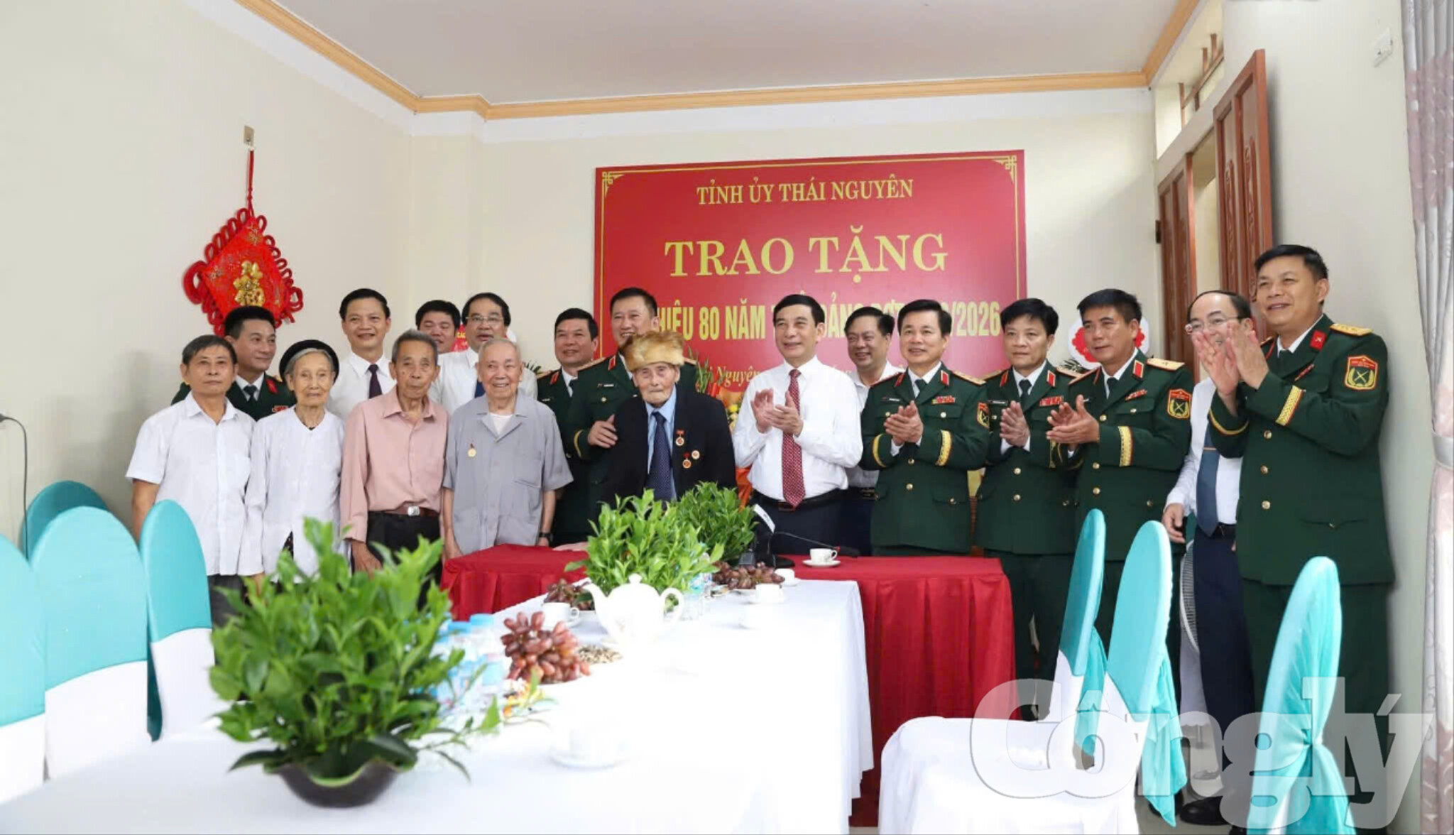 dai-tuong-phan-van-giang-trao-huy-hieu-80-nam-tuoi-dang-3-(1).jpg