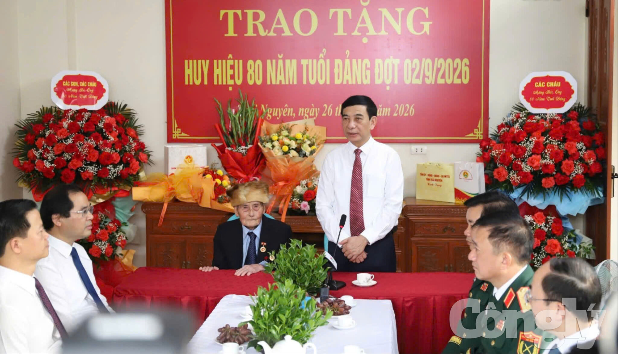 dai-tuong-phan-van-giang-trao-huy-hieu-80-nam-tuoi-dang-4-(1).jpg