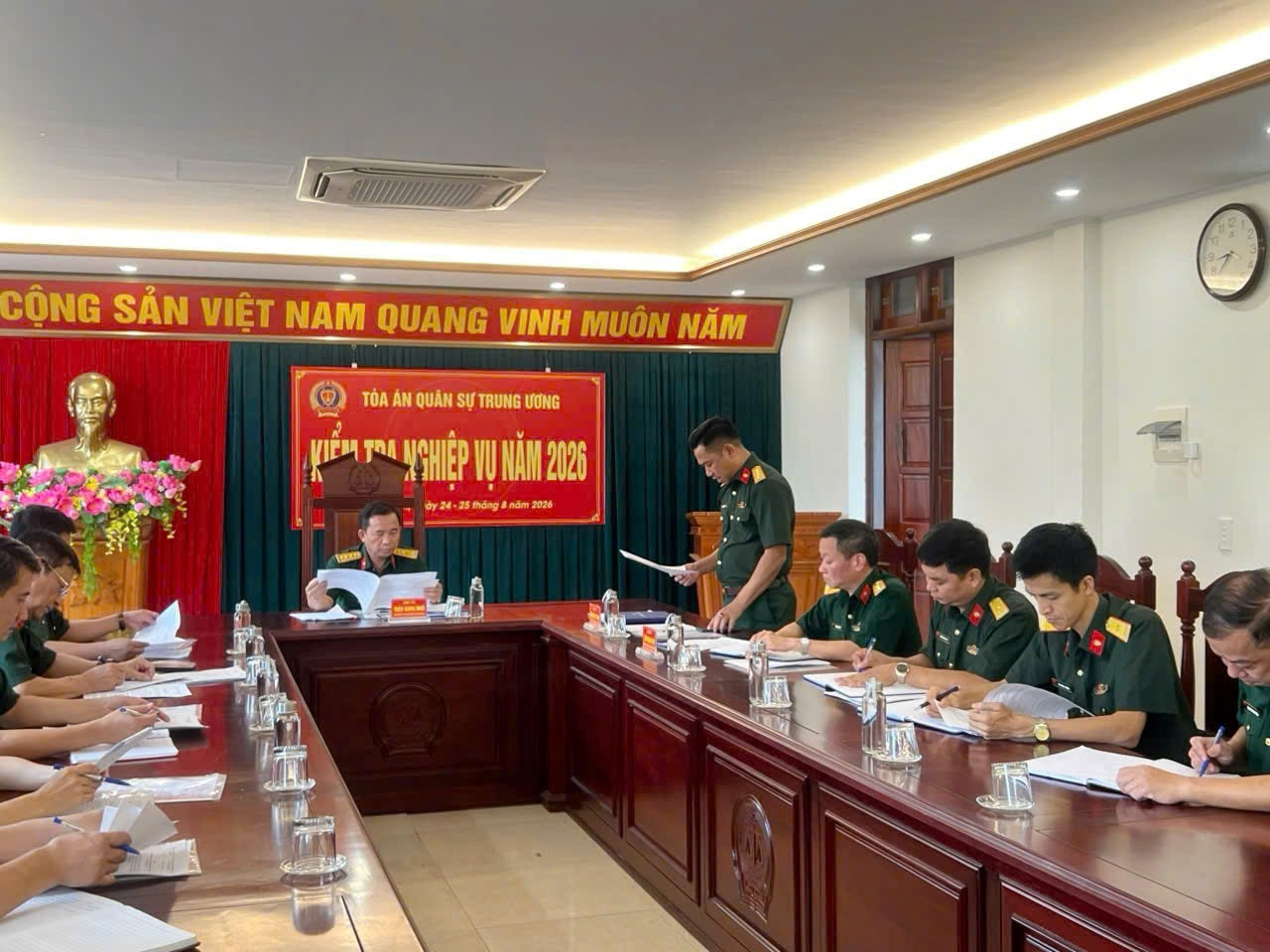 Đồng chí Chánh án Tòa án quân sự Quân khu báo cáo kết quả các mặt công tác