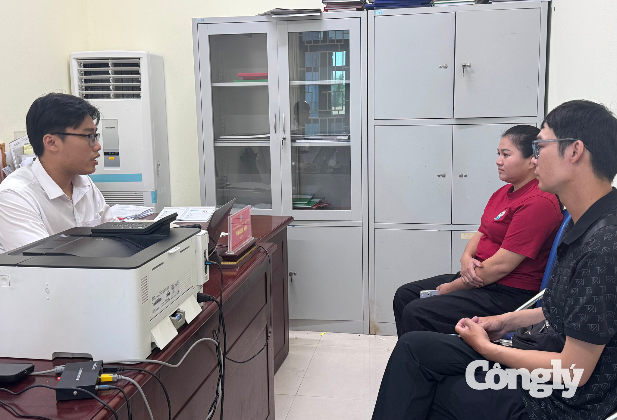 Cán bộ TAND khu vực 6 - Quảng Ninh trao đổi với đương sự trong quá trình giải quyết vụ việc.