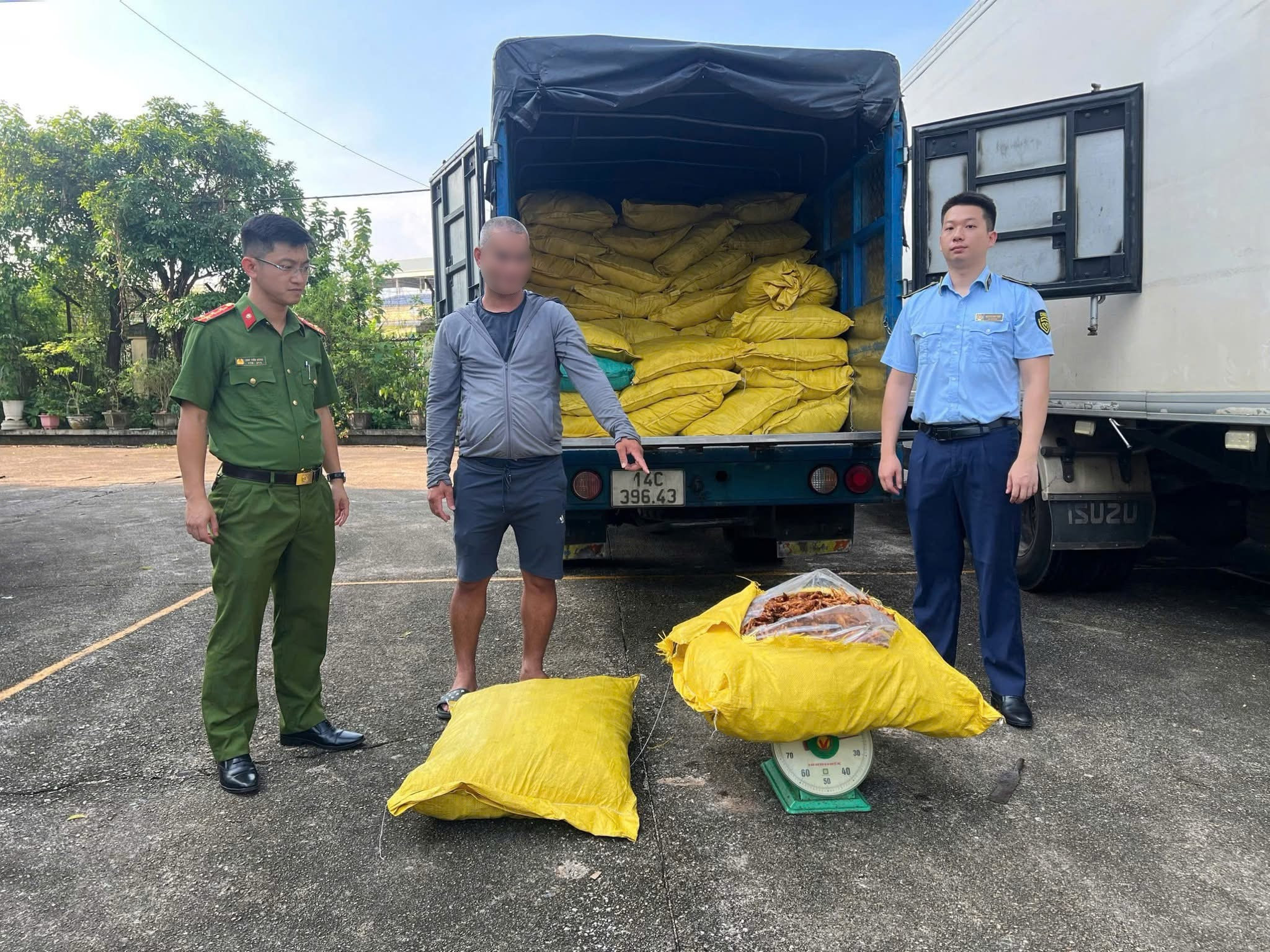 Giang Văn Tuấn cùng gần 1,8 tấn chân gà không rõ nguồn gốc bị lực lượng chức năng phát hiện.