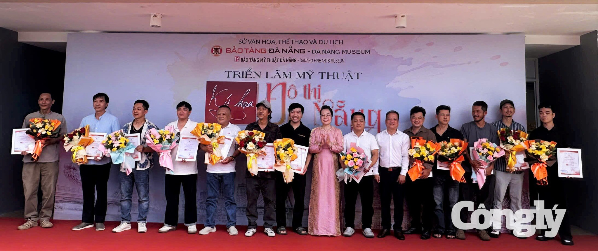 Ông Huỳnh Đình Quốc Thiện, Giám đốc Bảo tàng Đà Nẵng, trao Giấy chứng nhận và hoa cho các tác giả.