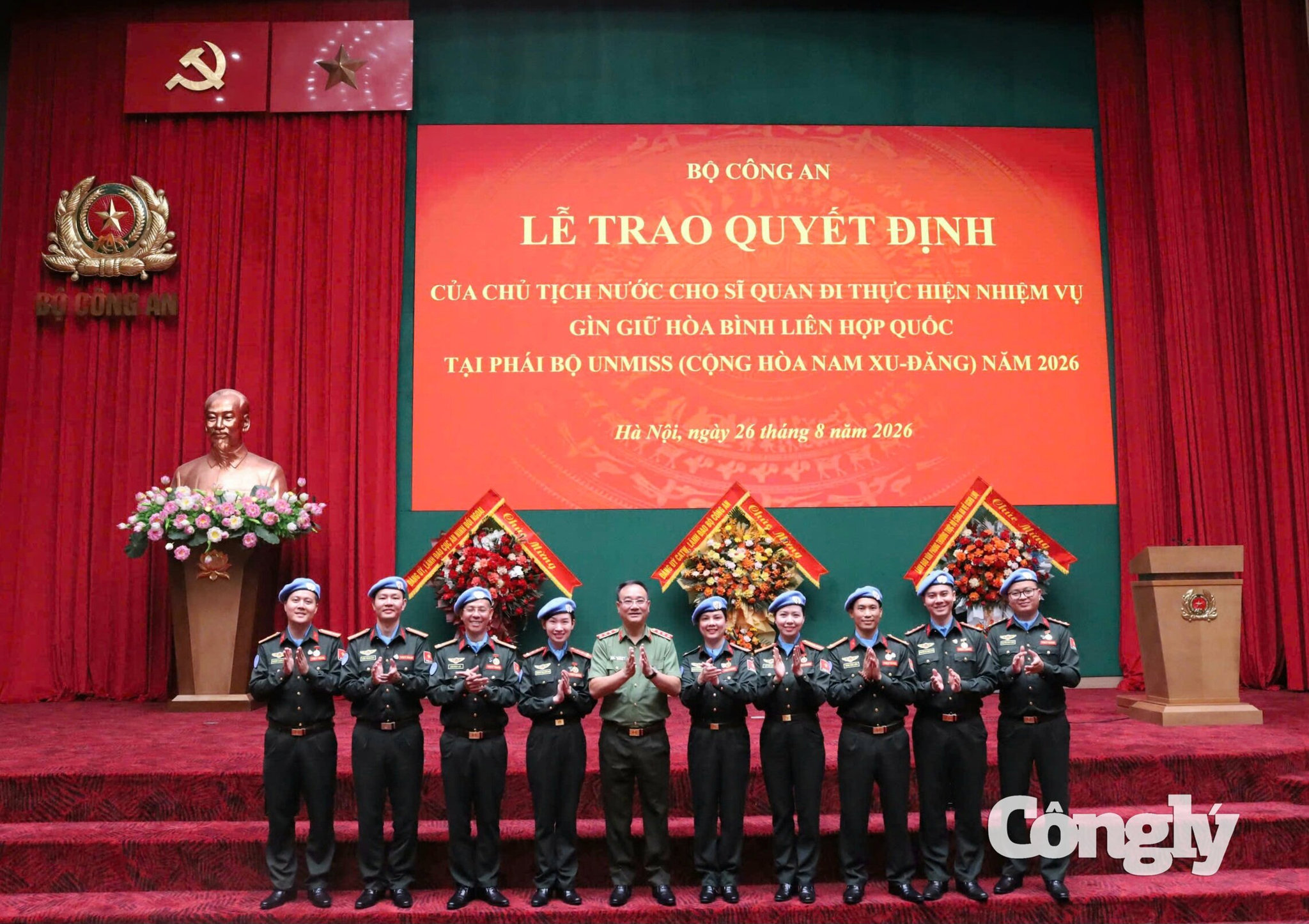 Thứ trưởng Phạm Thế Tùng trao và tổ công tác số 9