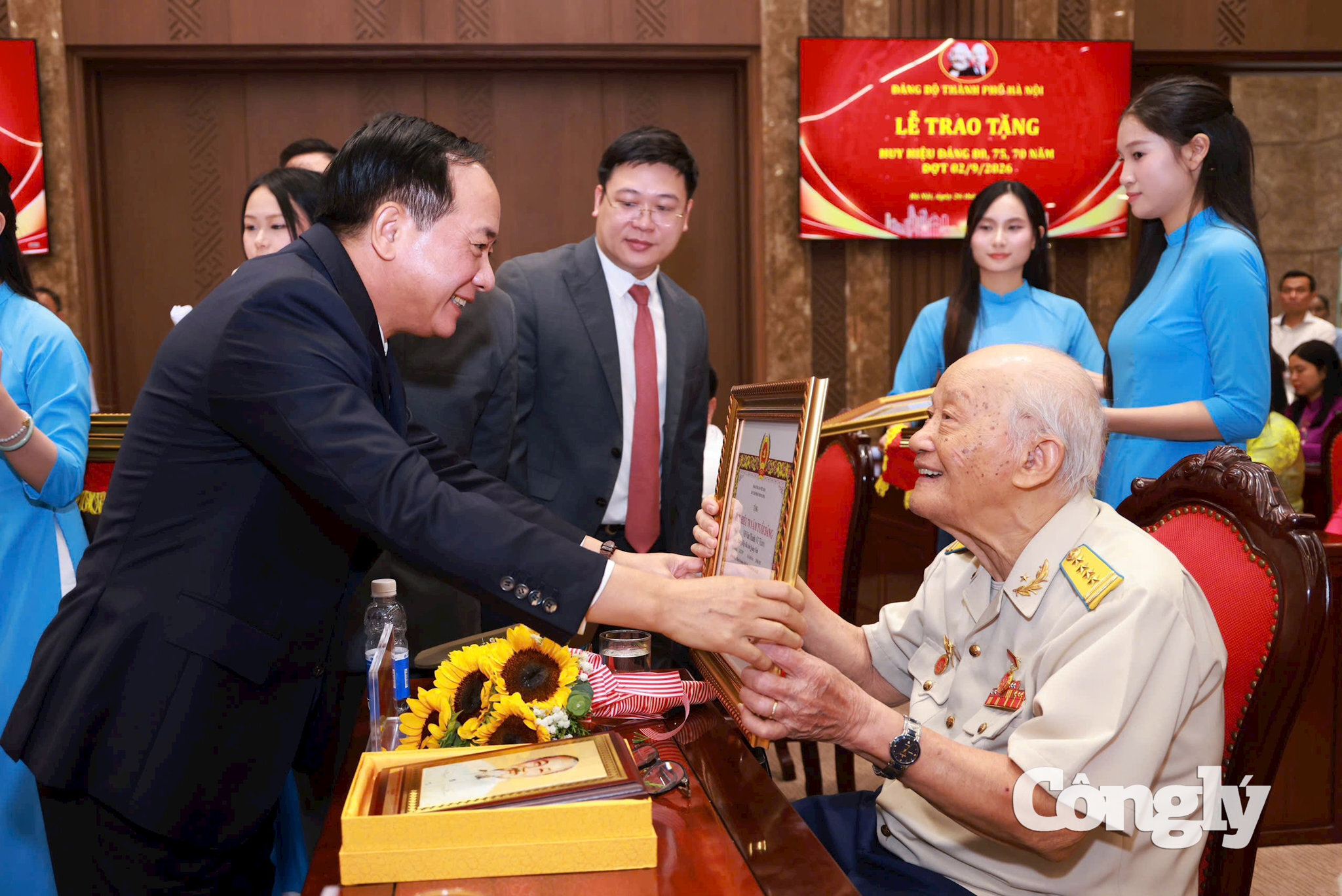 trao-huy-hieu-3.jpg