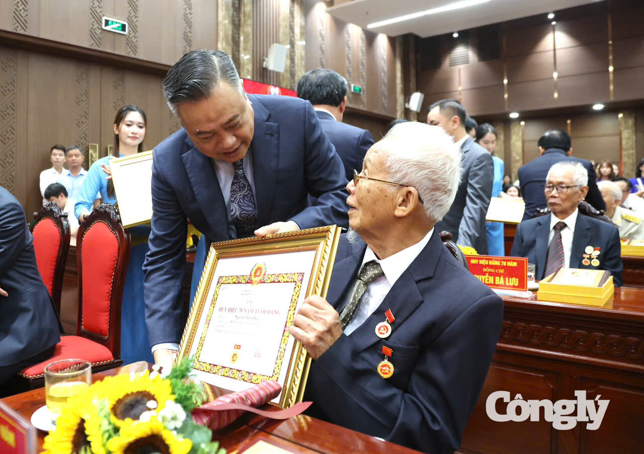 trao-huy-hieu2.jpg