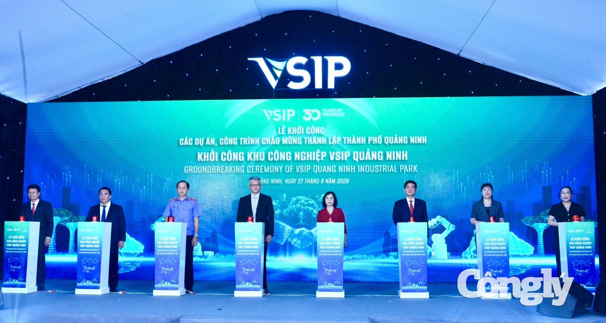Các đại biểu nhấn nút khởi công Dự án Khu công nghiệp VSIP Quảng Ninh.
