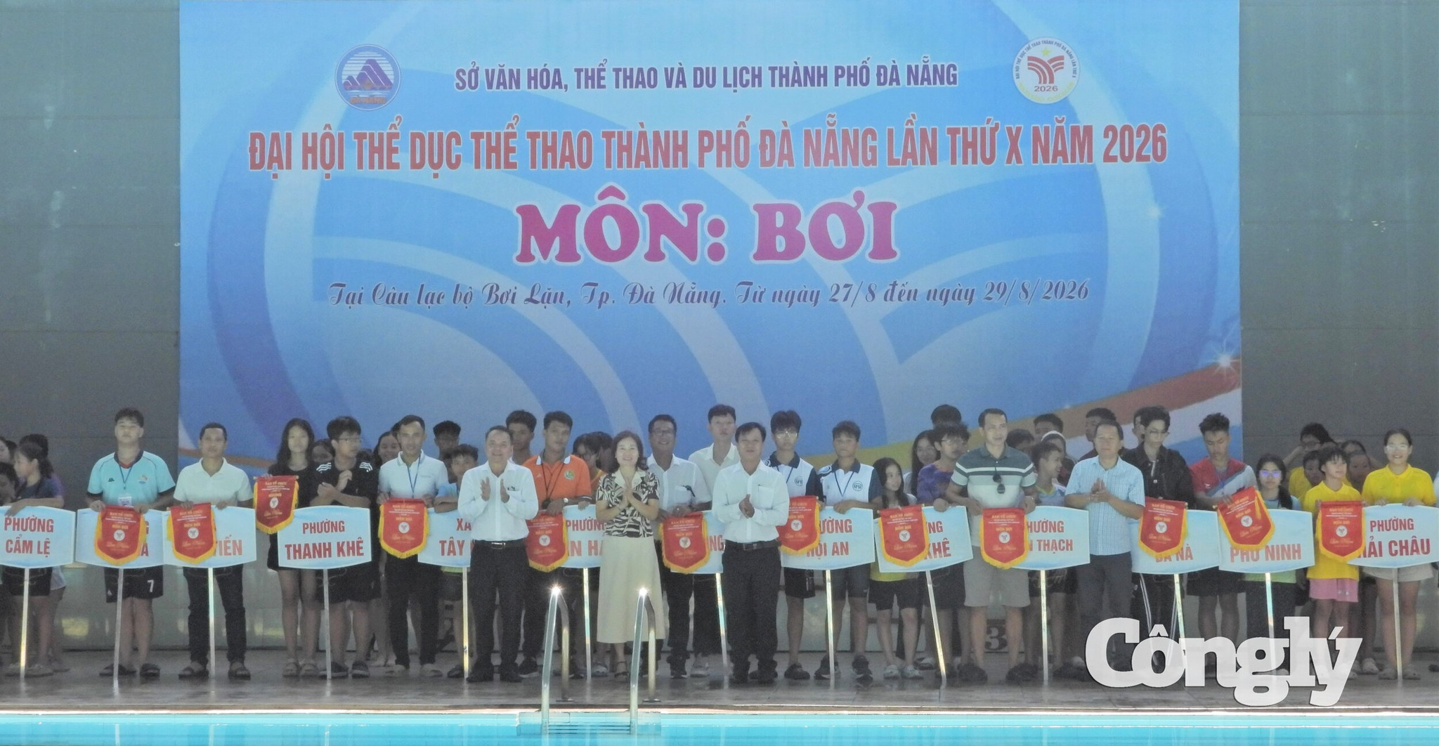 Ban Tổ chức trao cờ lưu niệm cho các đơn vị tham gia Giải bơi Đại hội Thể dục thể thao thành phố Đà Nẵng lần thứ X, năm 2026.